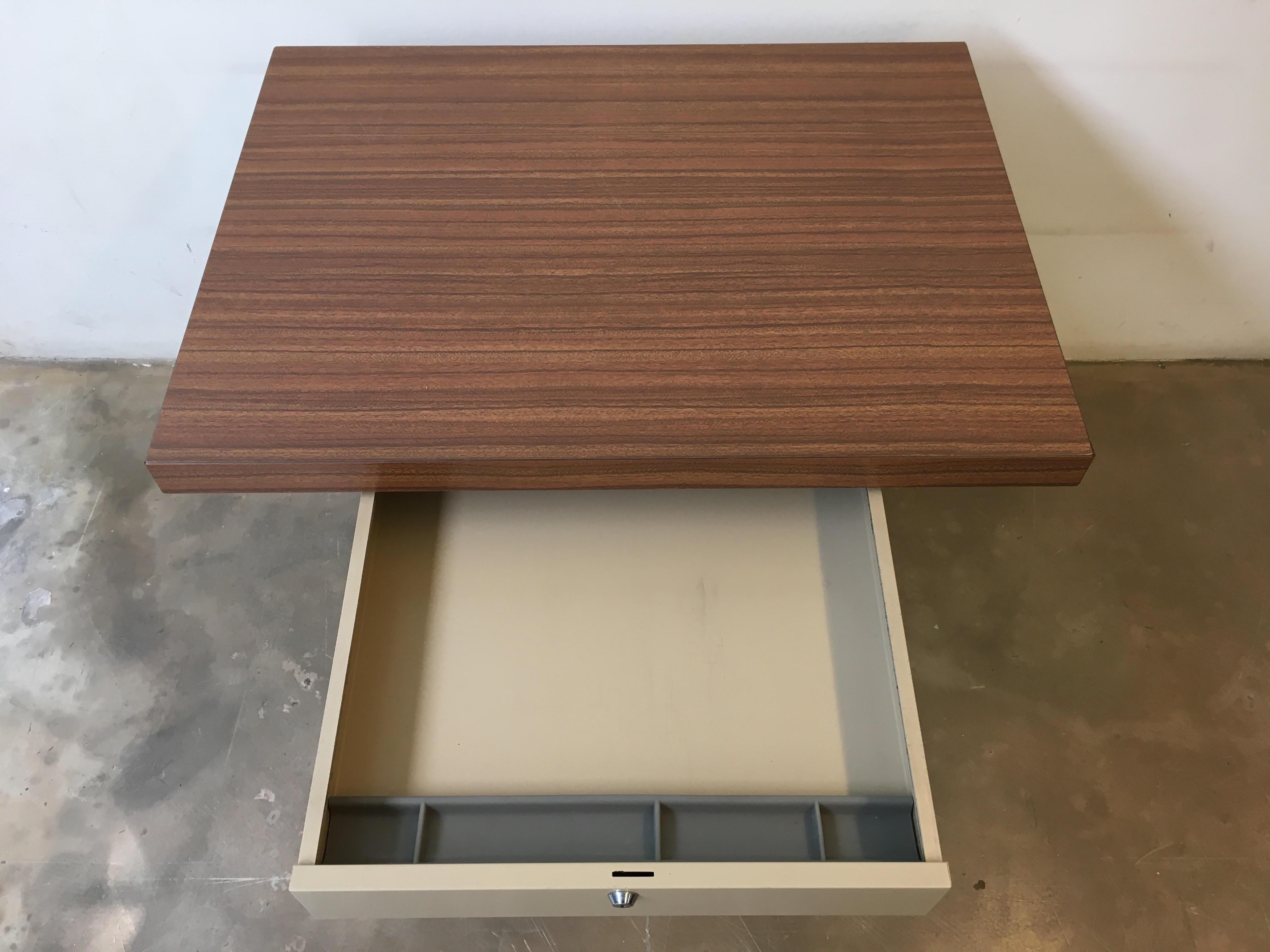 Mid-Century Modern Desk by Daciano da Costa for Metalurgica da Longra For Sale
