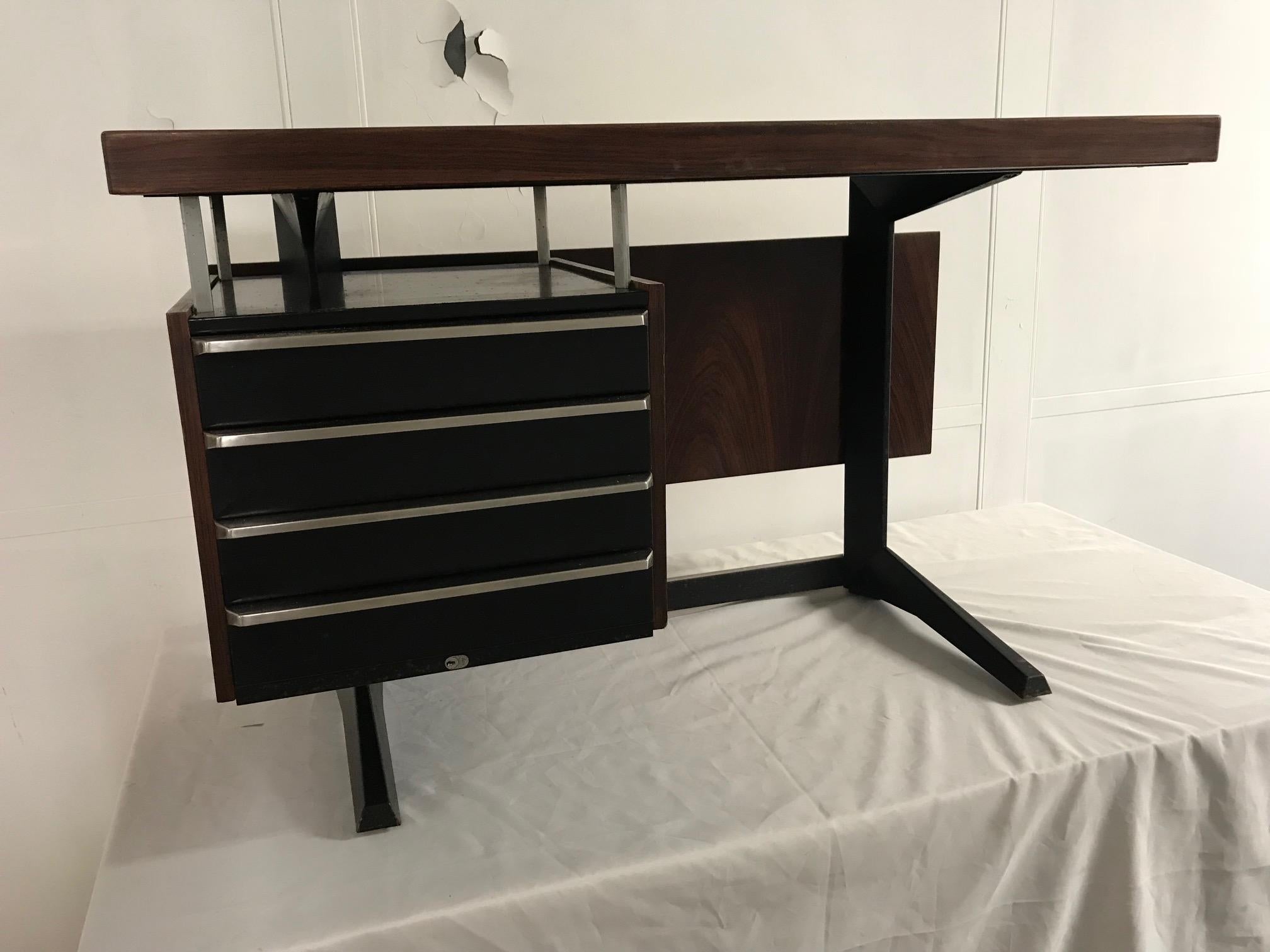 Desk by Daciano da Costa for Metalurgica da Longra In Good Condition For Sale In Paris, FR