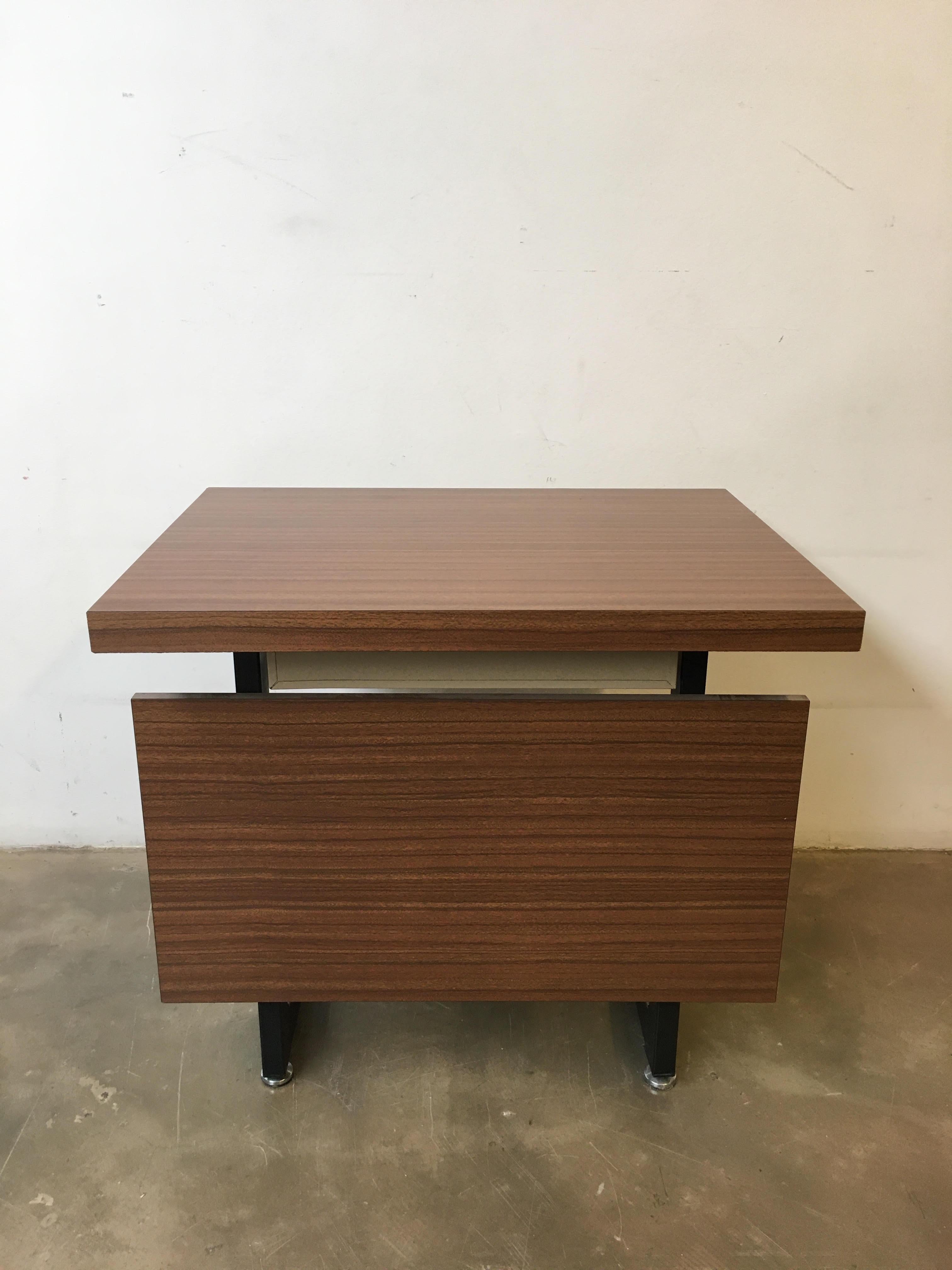 Mid-20th Century Desk by Daciano da Costa for Metalurgica da Longra For Sale