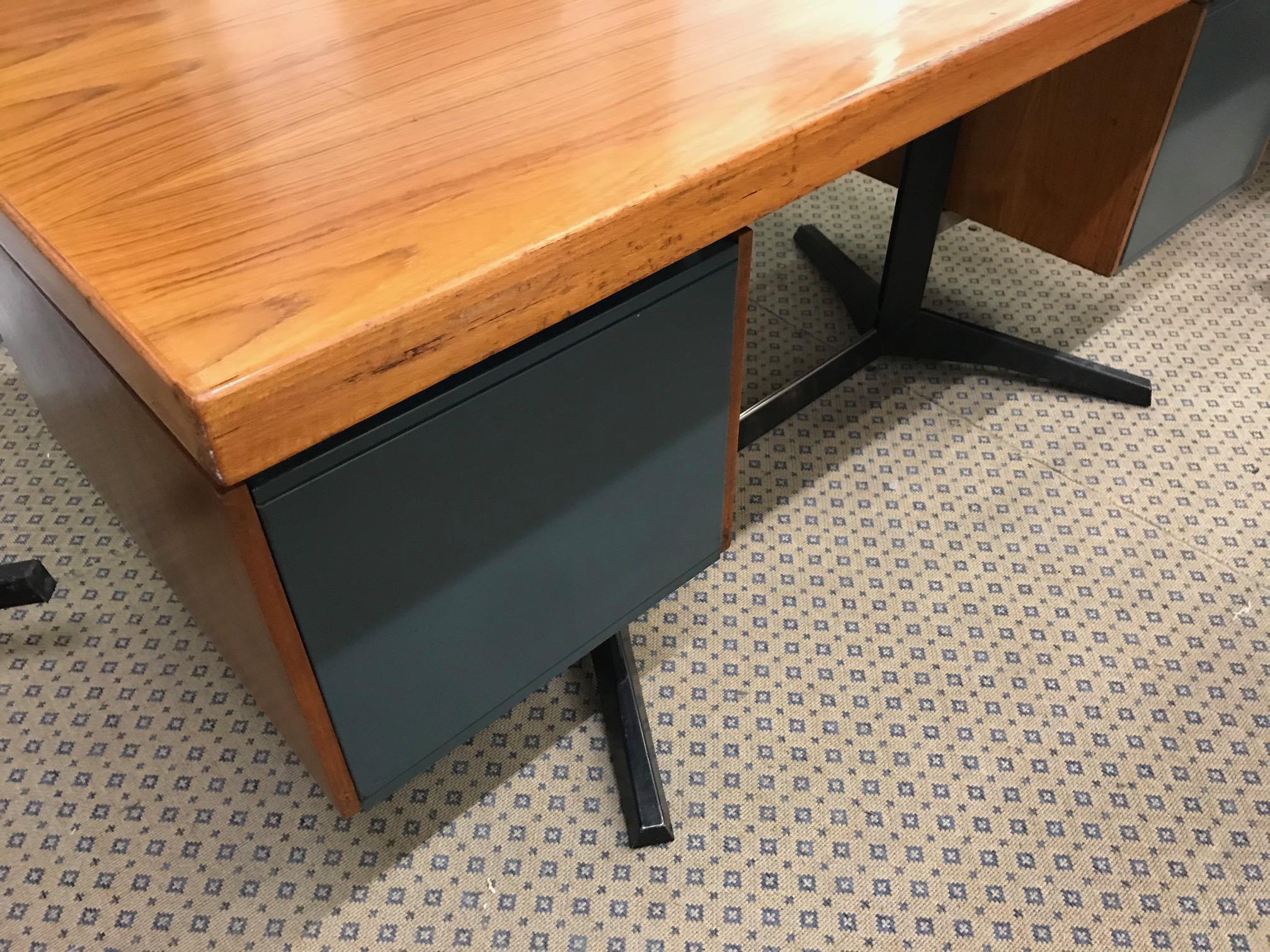 Desk by Daciano da Costa for Metalurgica da Longra 2