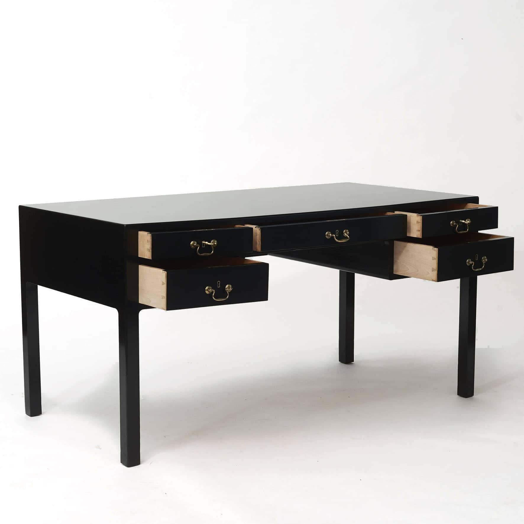 Danish Cabinetmaker desk.
Black polished mahogany with 5 drawers.
Freestanding.

Denmark approx. 1950.
HS 94036010