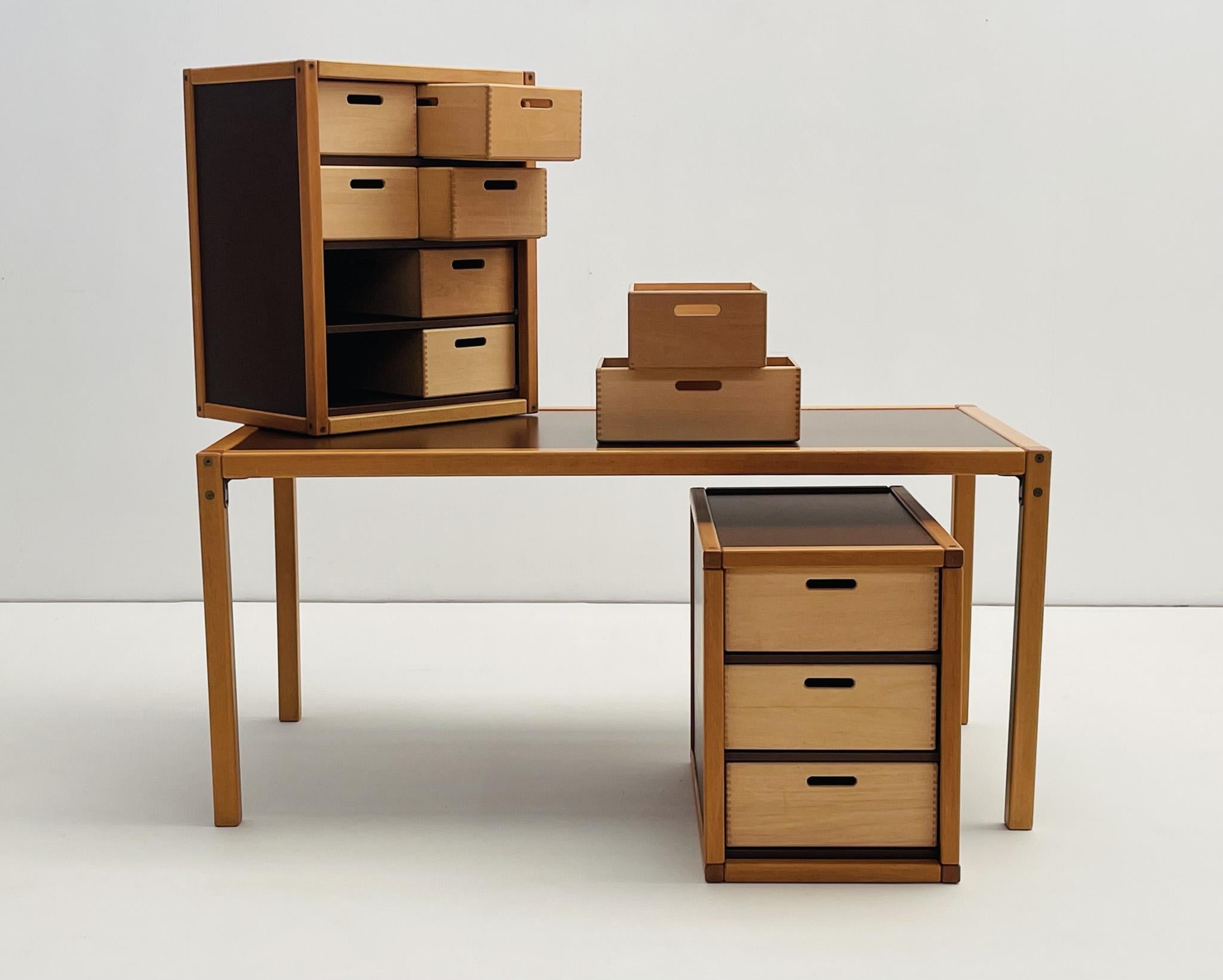 Der Schreibtisch von Elmar Flototto aus der Zeit um 1980 zeichnet sich durch eine Struktur aus Buchenholz und eine braune Formica-Oberfläche aus, die das Profilsystem-Design widerspiegelt. Die natürliche Buchenkonstruktion ist ein Beispiel für die