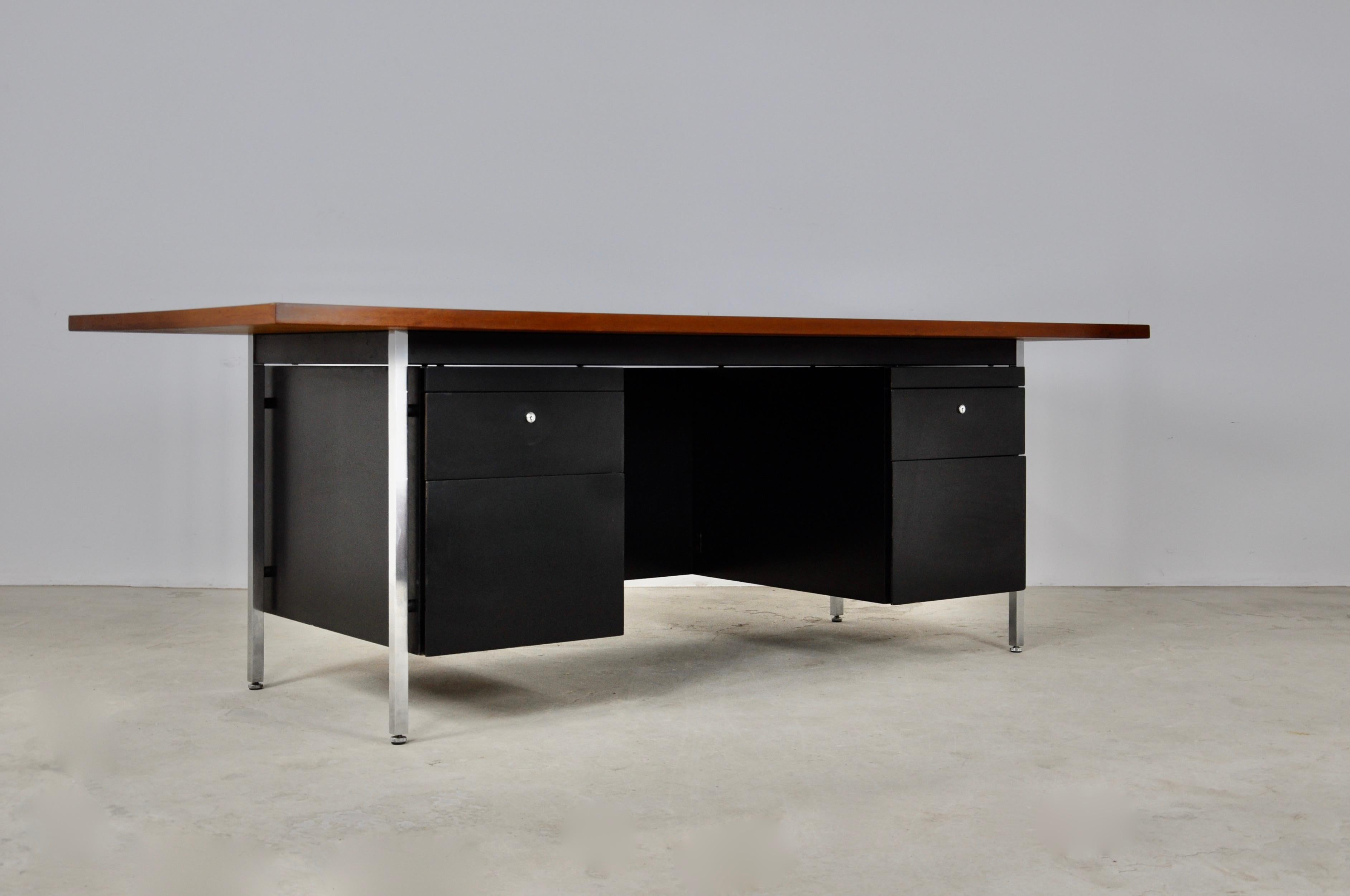 Desk composed of 2 pedestals with 3 drawers per pedestal. Foot in chrome metal. Wear due to time and age of the desk.