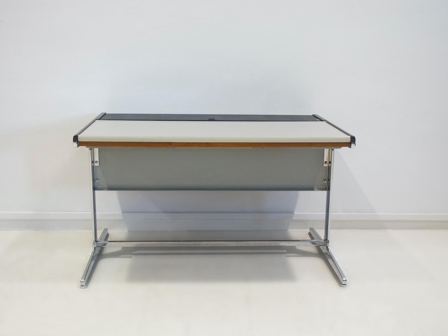 Action Office Schreibtisch, Modell 64 902, entworfen von George Nelson & Robert Propst für Herman Miller aus den 1960er Jahren. Sockel aus verchromtem Aluminium mit weißen Kunststoffschützern. Abschließbarer Klappdeckel mit schwarzem Kunstlederbezug