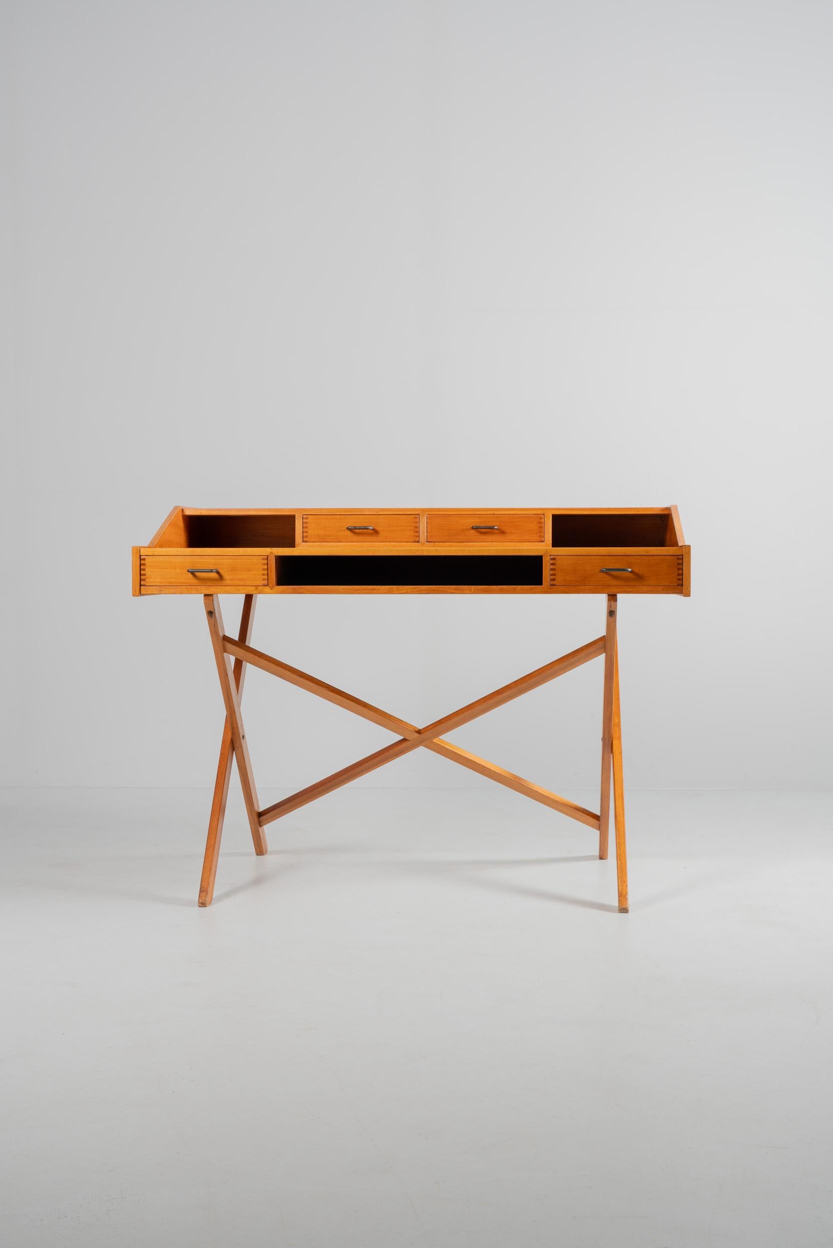 L'architetto e designer italiano ha creato questa meravigliosa ed elegante scrivania nel 1956.
È realizzato in noce massiccio, con maniglie dei cassetti in metallo annerito.
Il retro presenta due ripiani aperti.