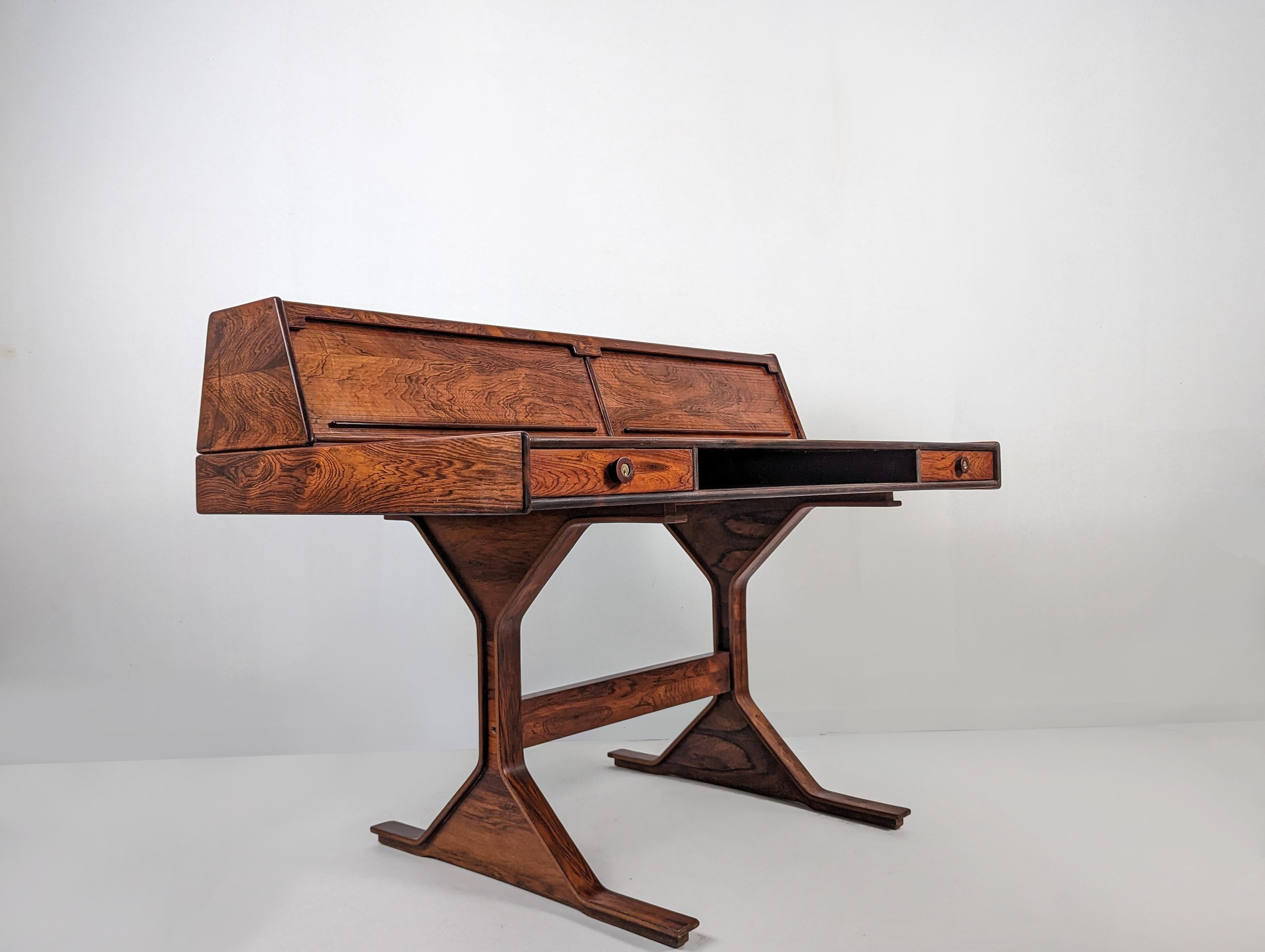 Außergewöhnlicher Schreibtisch aus Palisanderholz, entworfen von Gianfranco Frattini in den 1950er Jahren. Untrennbar verbunden mit der Geschichte renommierter italienischer Unternehmen wie Artemide, Bernini und Cassina. Nachdem Gianfranco Frattini