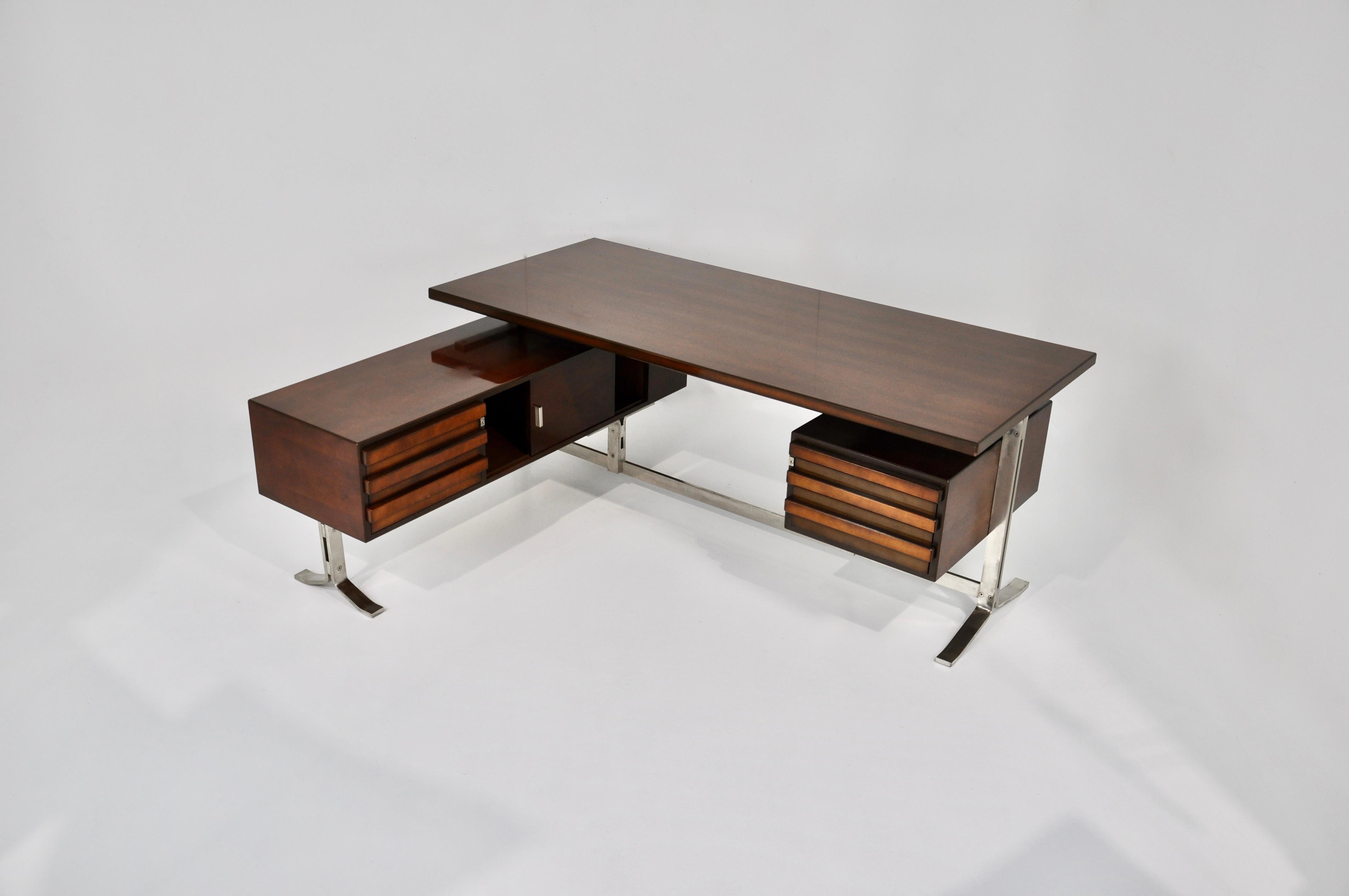 Wooden desk with metal legs. It consists of a pedestal with 3 storage drawers and a sliding door and a pedestal with a large drawer containing document dividers. Stamped Formanova (see pictures)
Wear due to time and age of the desk.
