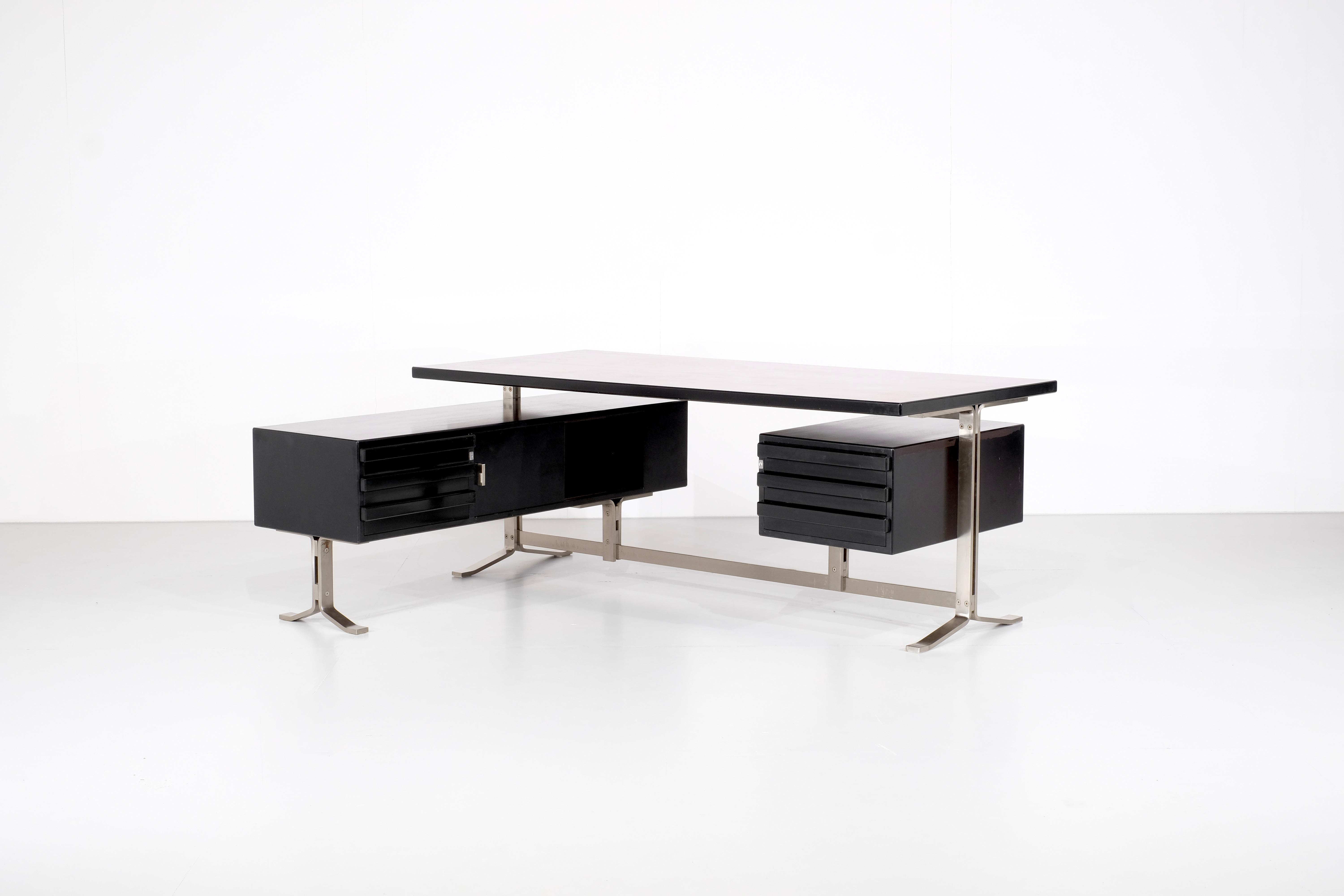 Bureau en bois sur pieds plats en acier inoxydable avec tiroirs flottants de chaque côté, sans clés.

Conçu par Gianni Moscatelli pour Formanova, Italie, années 1970.

 

 

Designer - Gianni Moscatelli.

Producteur - Formanova.

Période de
