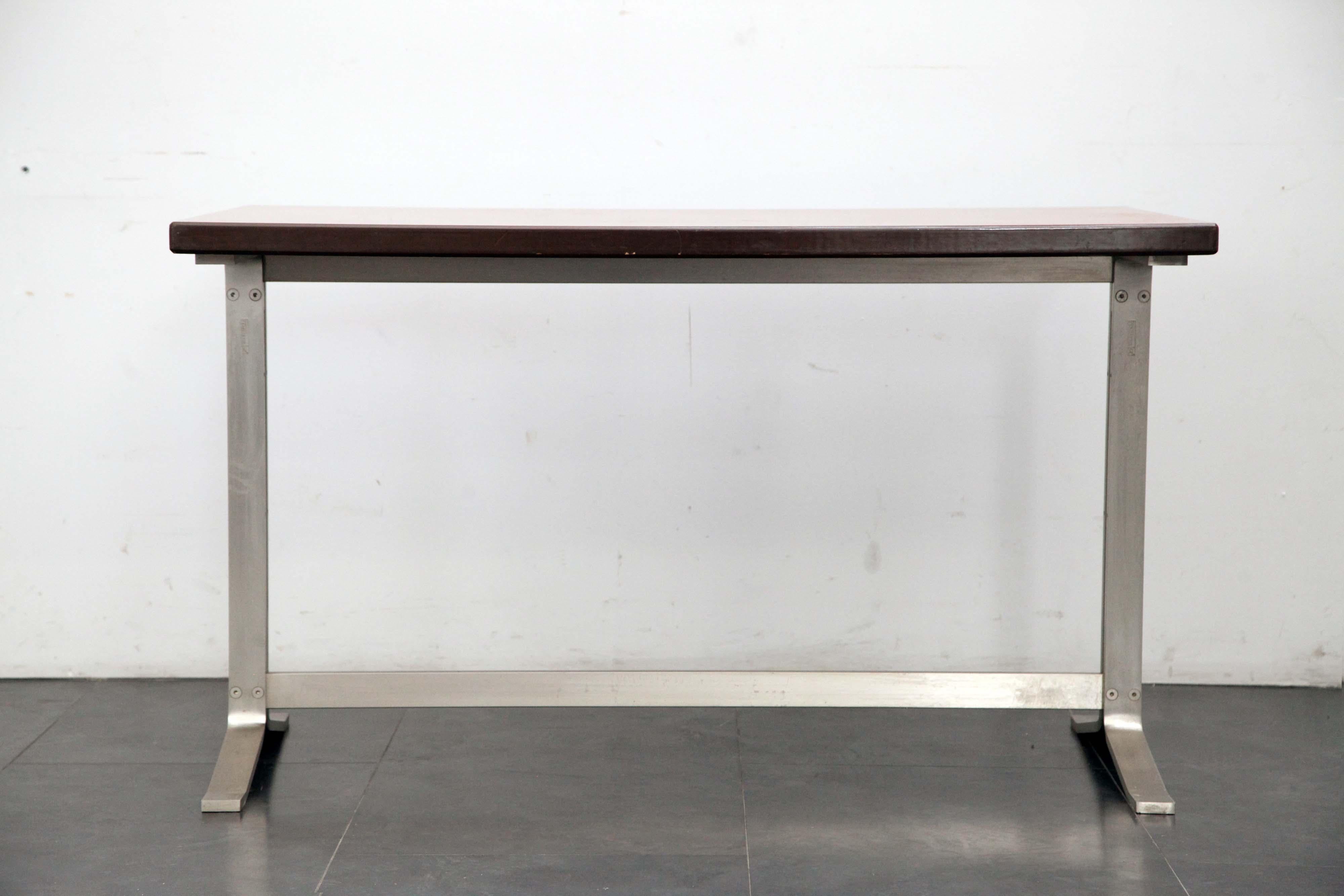 Formanova dattilo Tisch Design Gianni Moschatelli, Platte aus Kirschholz, Fuß aus dunklem Stahl, innen mit Formanova gekennzeichnet.
Die Verpackung mit Luftpolsterfolie und Kartonagen ist inbegriffen. Wenn die hölzerne Verpackung benötigt wird