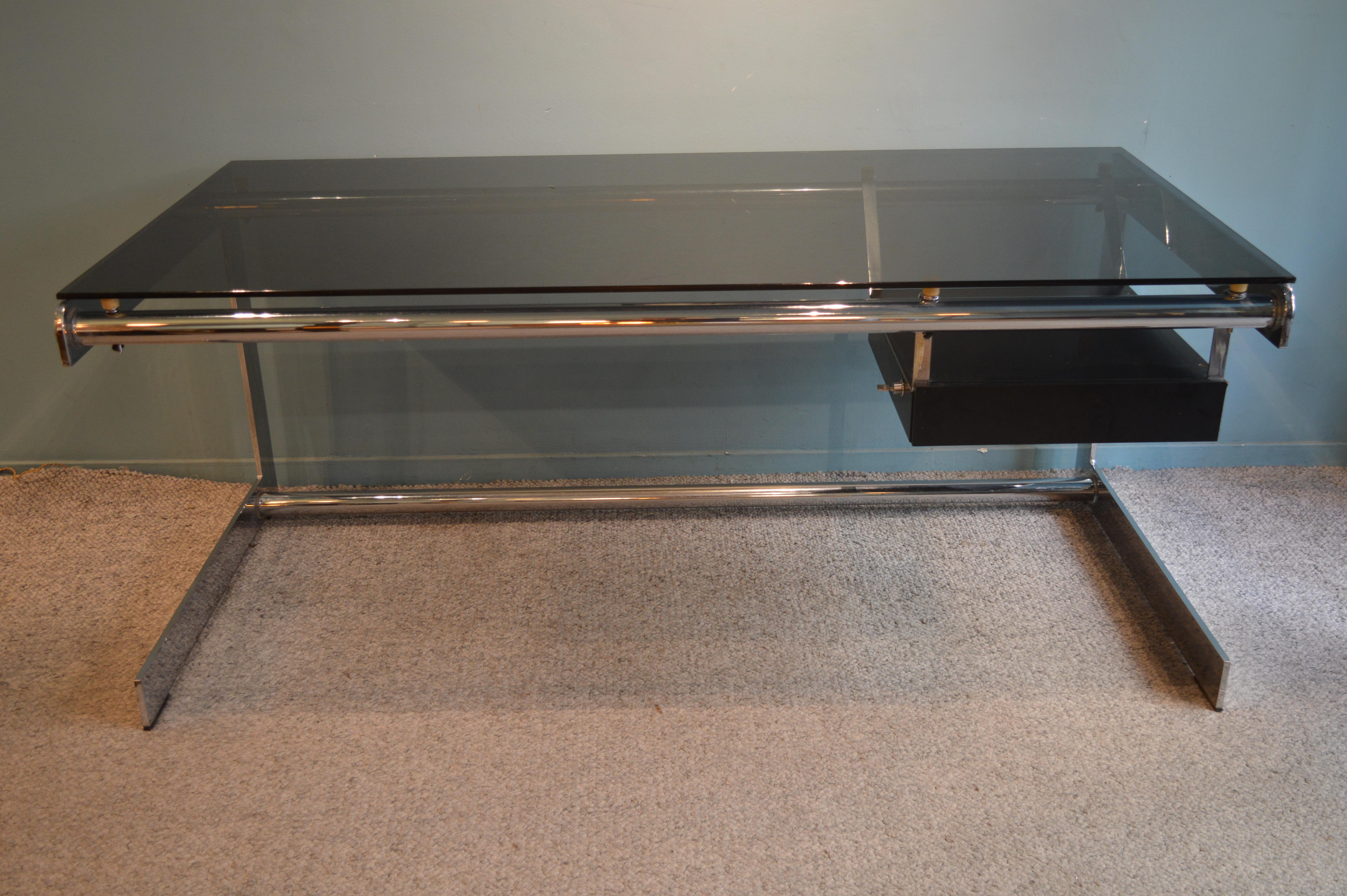 Desk in chromated steel and top in glass opening by one drawer.
French work circa 1970 by Gilles Bouchez for Airborne.