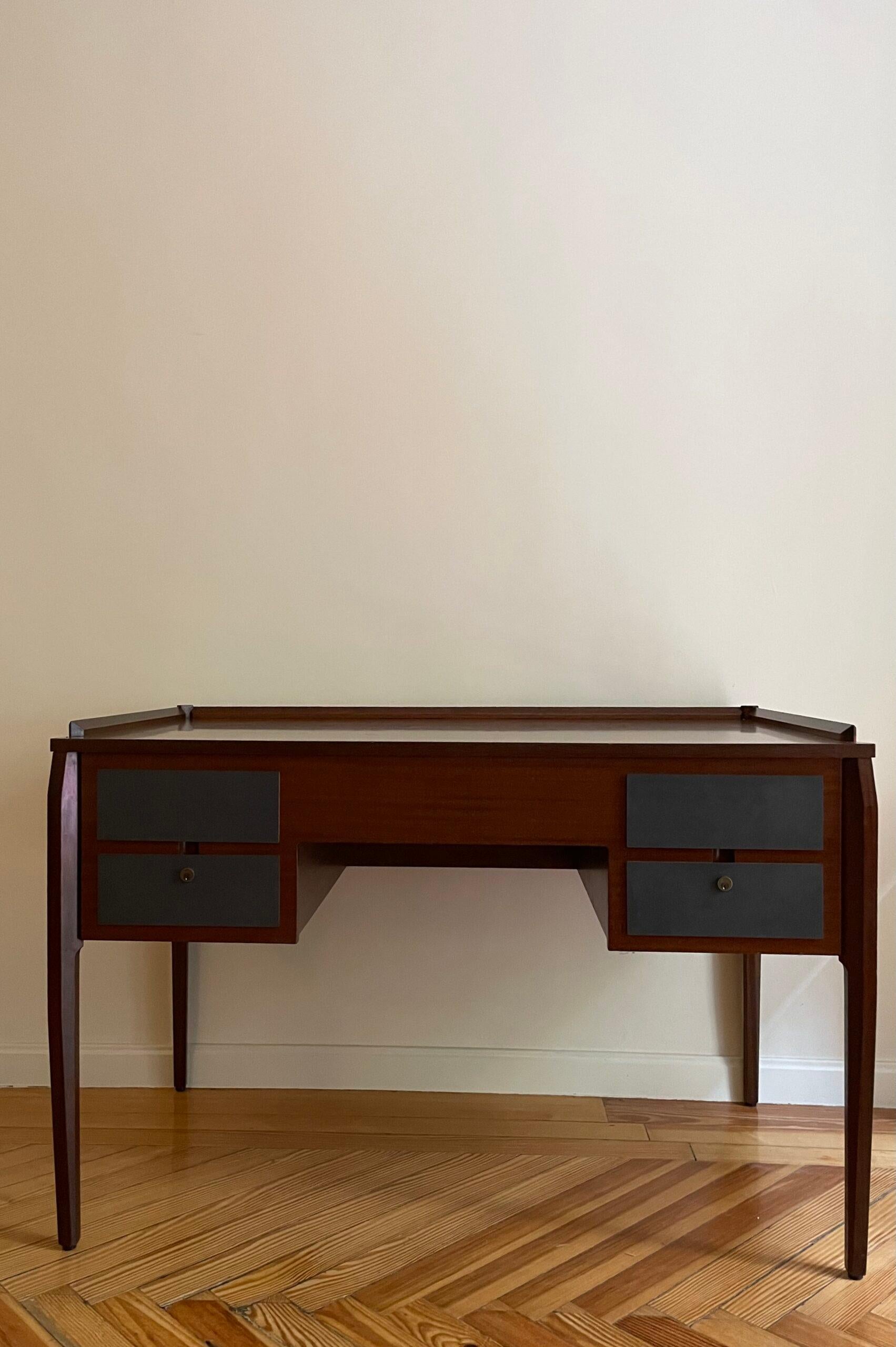 Schreibtisch von Gio Ponti und bearbeitet von Vittorio D'assi, aus massivem Mahagoni und farbigem Laminat, Italien 1950er Jahre. 