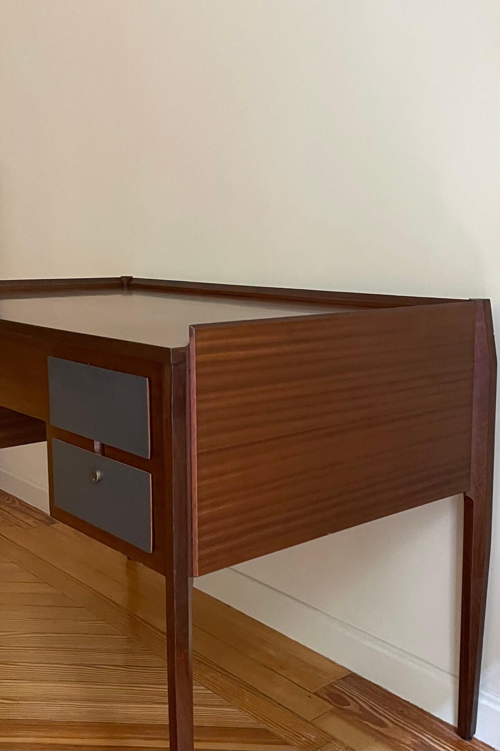 Schreibtisch von Gio Ponti (Mitte des 20. Jahrhunderts) im Angebot