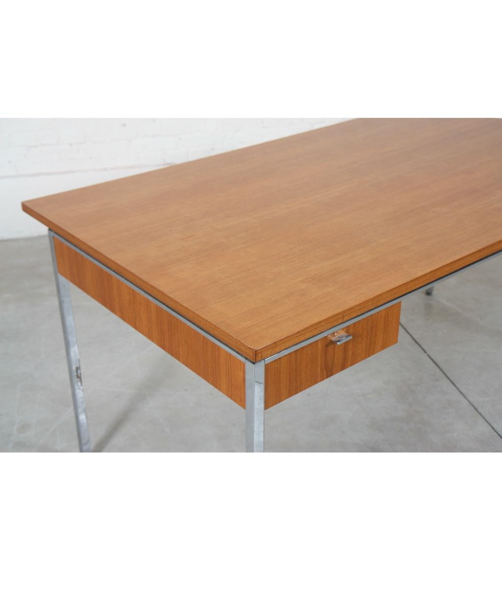 Desk in teak and teak veneer, designed by Gordon Bunschaft and made by De Coene for the Lambert bank around 1960. Includes two drawers with chromed steel legs,
circa 1965.
Dimensions: H 77 x L 160 x L 95 cm

Gordon Bunshaft is an important