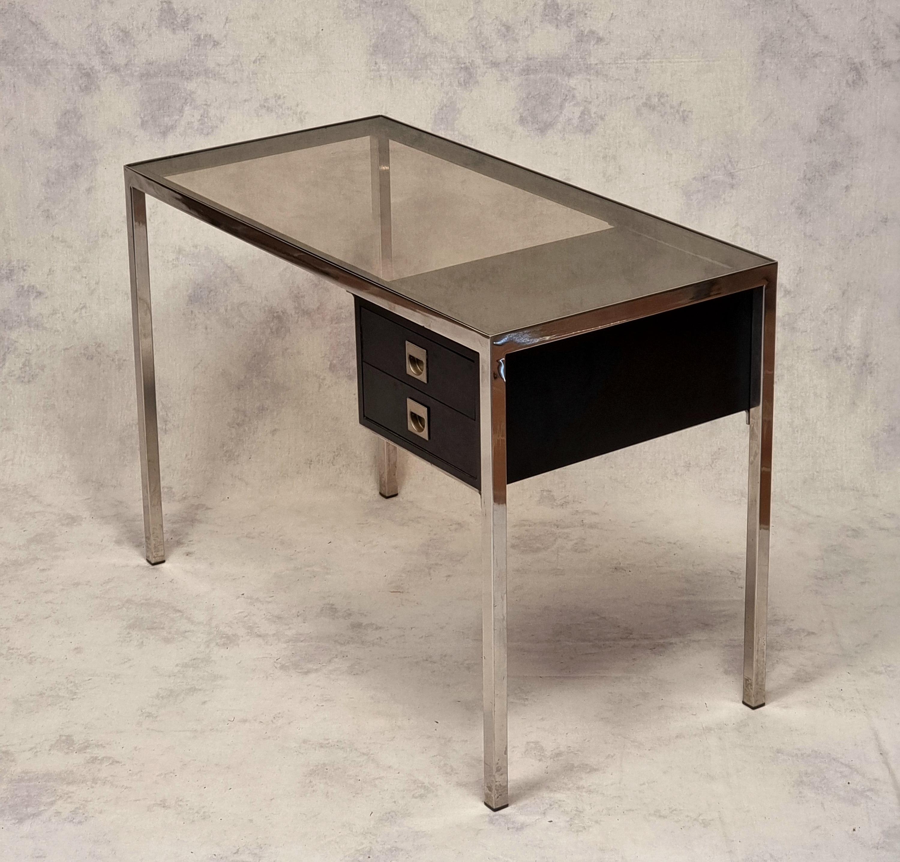 Eleganter Schreibtisch von Guy Lefèvre aus den 1970er Jahren. Die verchromte Metallstruktur und die schwarz lackierte Holzbox sind typisch für den französischen Stil der 1970er Jahre. Genau wie Maison Jansen, Romeo oder Jean Claude Mahey ist Guy