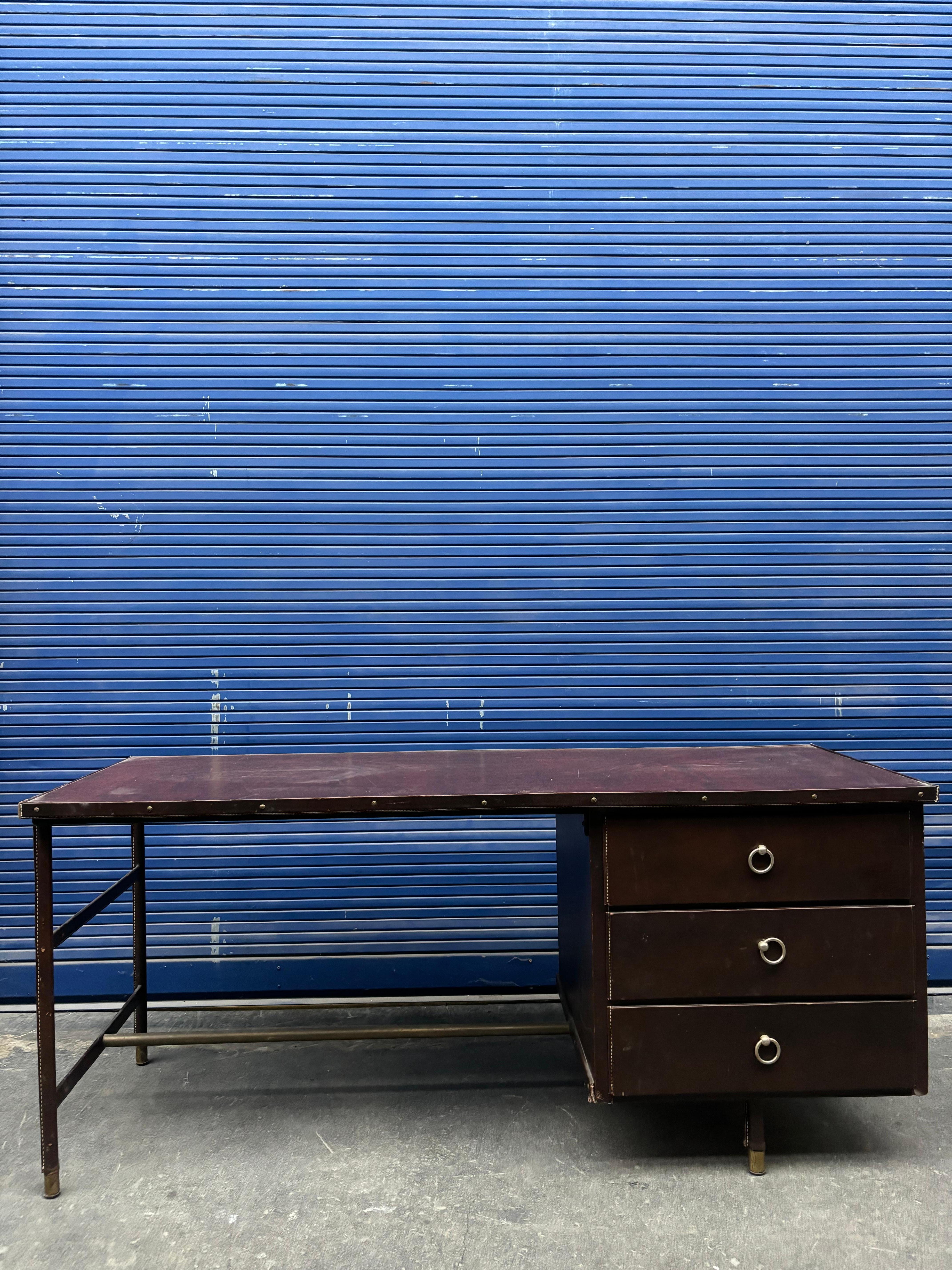 Raro e grande bureau di Jacques Adnet  