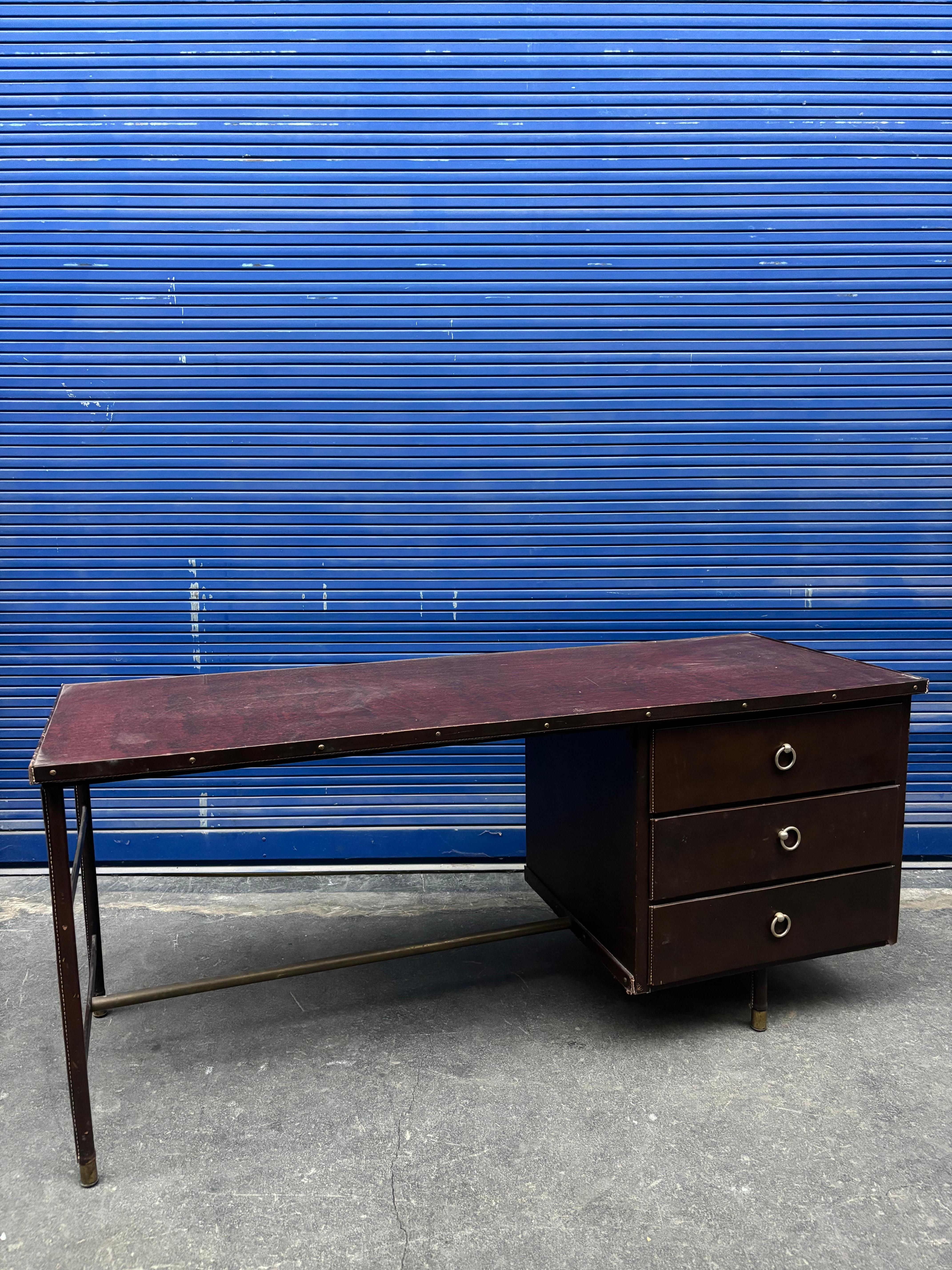 Metà XX secolo Scrivania di Jacques Adnet in vendita