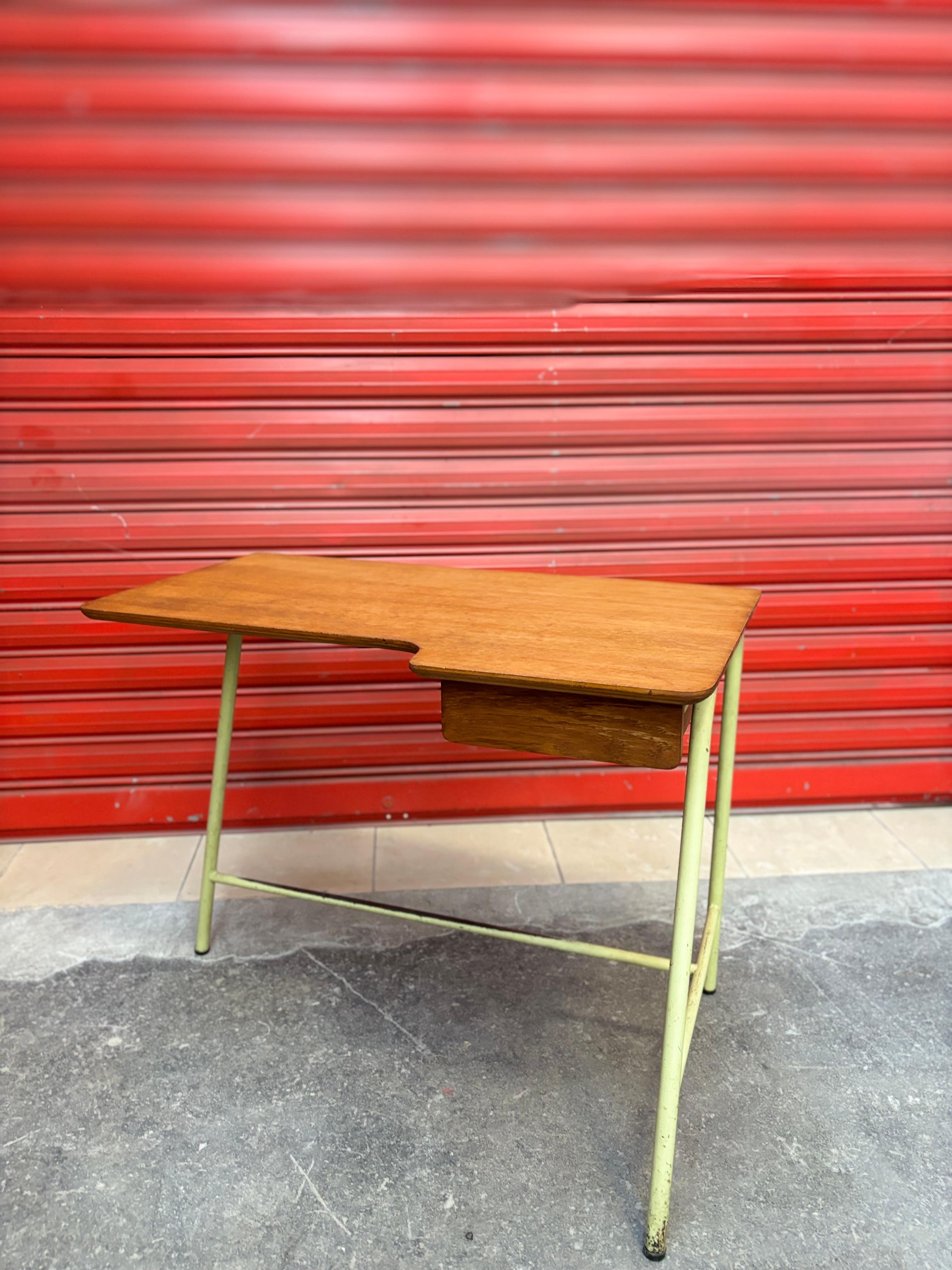 Bureau par Jacques Hitier de 1955, édité par MBO Tubauto pour la résidence universitaire de Anthony. 