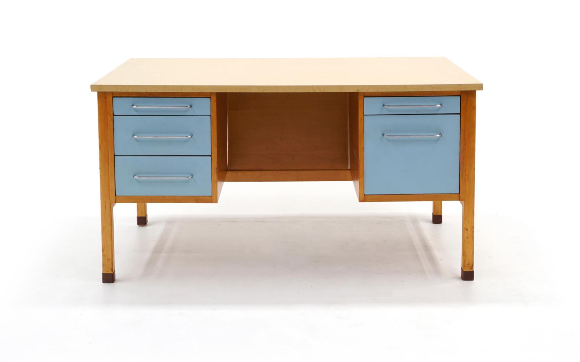 Jens Risom Schreibtisch für Risom Designs. Gehäuse aus Birkenholz, hellblau lackierte Schubladenfronten, verchromte Griffe, Messingfüße und eine praktisch unverwüstliche Laminatplatte. Der Zustand ist gut und komplett original.