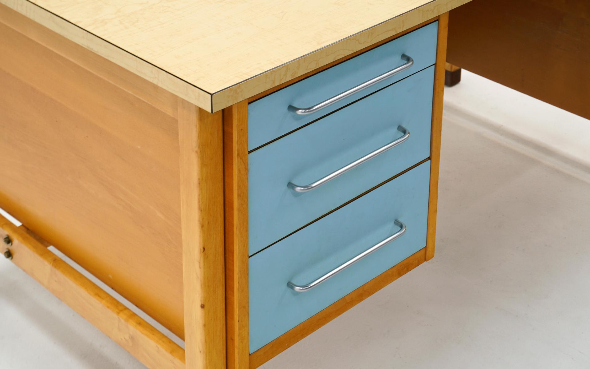 Schreibtisch von Jens Risom, blondes Holz, blaue Schubladenfronten, verchromte Griffe, Laminatplatte (amerikanisch) im Angebot