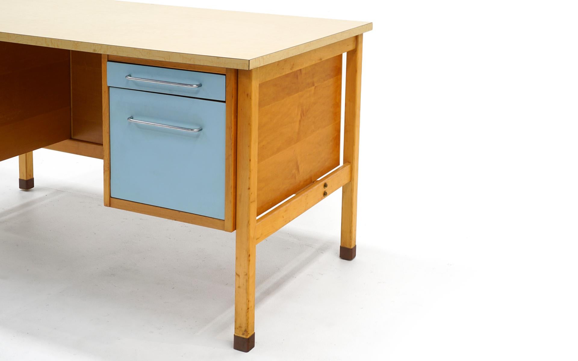 Schreibtisch von Jens Risom, blondes Holz, blaue Schubladenfronten, verchromte Griffe, Laminatplatte (Mitte des 20. Jahrhunderts) im Angebot