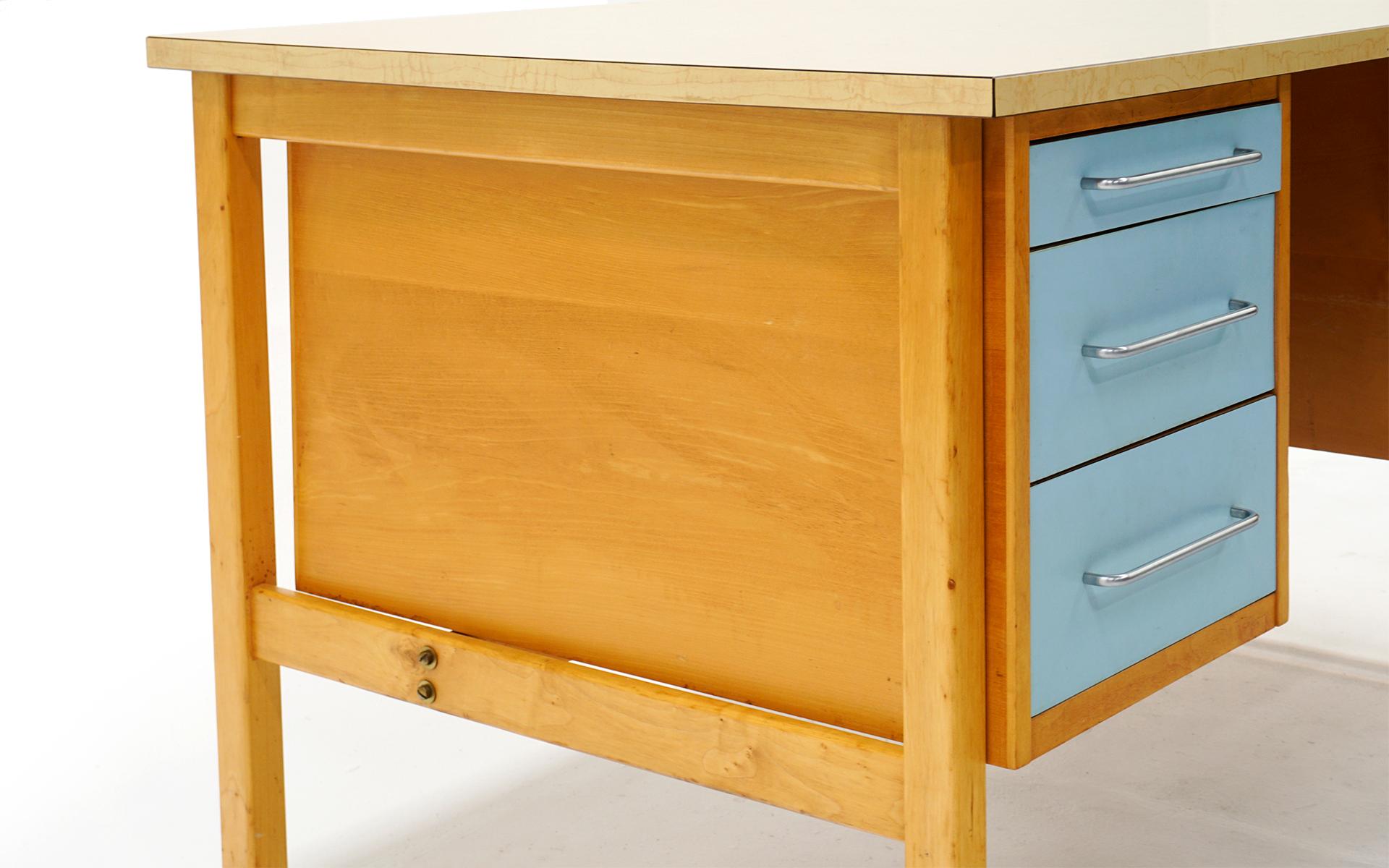 Schreibtisch von Jens Risom, blondes Holz, blaue Schubladenfronten, verchromte Griffe, Laminatplatte (Messing) im Angebot