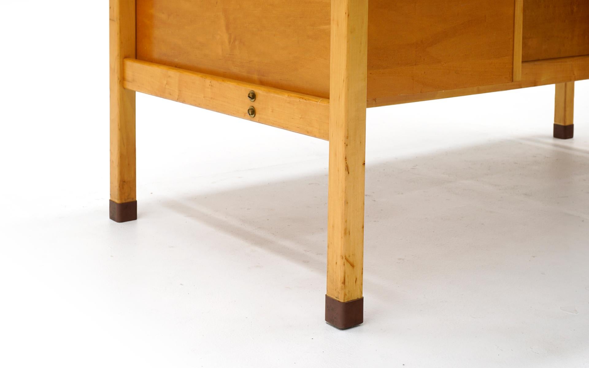 Schreibtisch von Jens Risom, blondes Holz, blaue Schubladenfronten, verchromte Griffe, Laminatplatte im Angebot 2