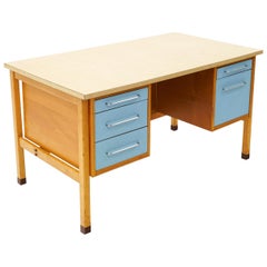 Schreibtisch von Jens Risom, blondes Holz, blaue Schubladenfronten, verchromte Griffe, Laminatplatte