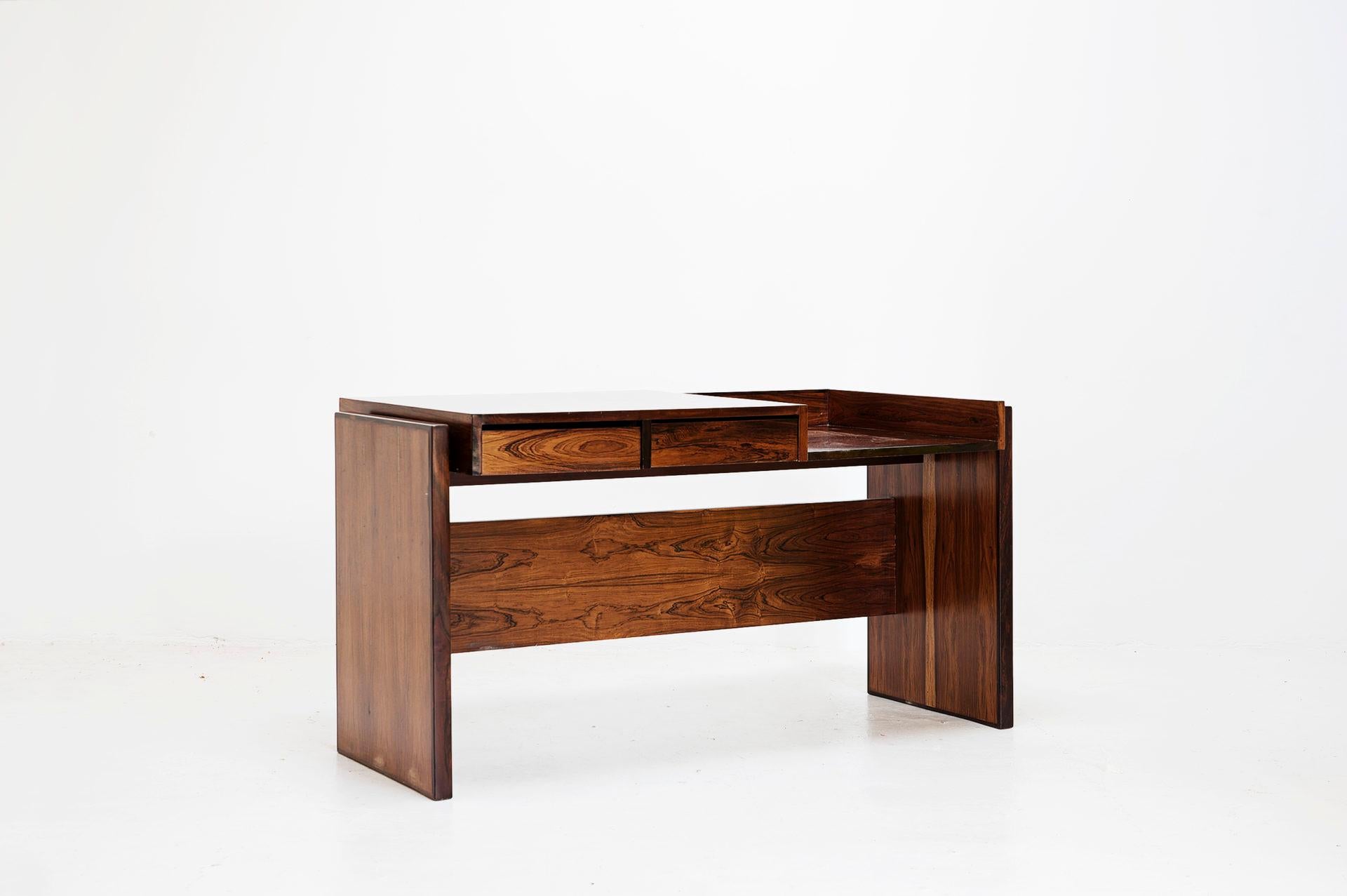 Desk
Created for the offices of Bloch Editores, Sao PAulo
Brazil, 1966
Jacaranda (rosewood) wood

Measurements
145 cm x 70 cm x 75h cm
57 in x 27,55 in x 29,52h in

Details
Paqule of Patrimony with the number 