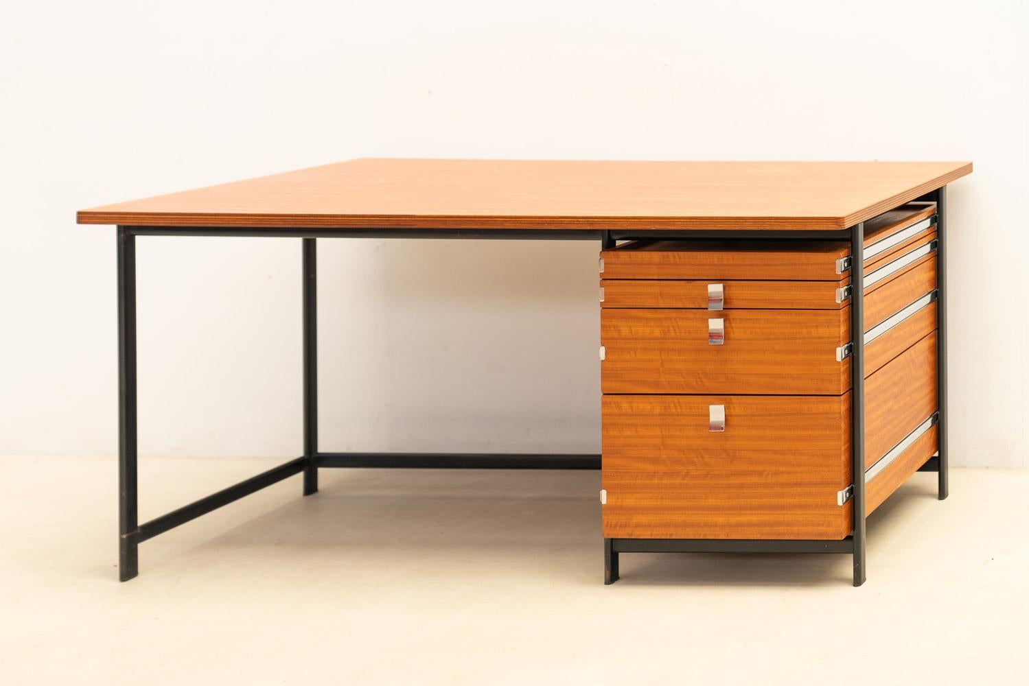 Desk designed by Jules Wabbes and manufactured by Mobilier Universel in the 1960s, holds a significant place in the history of Belgian furniture design.
Constructed with a black steel base and wooden drawers and top, the desk achieves a harmonious