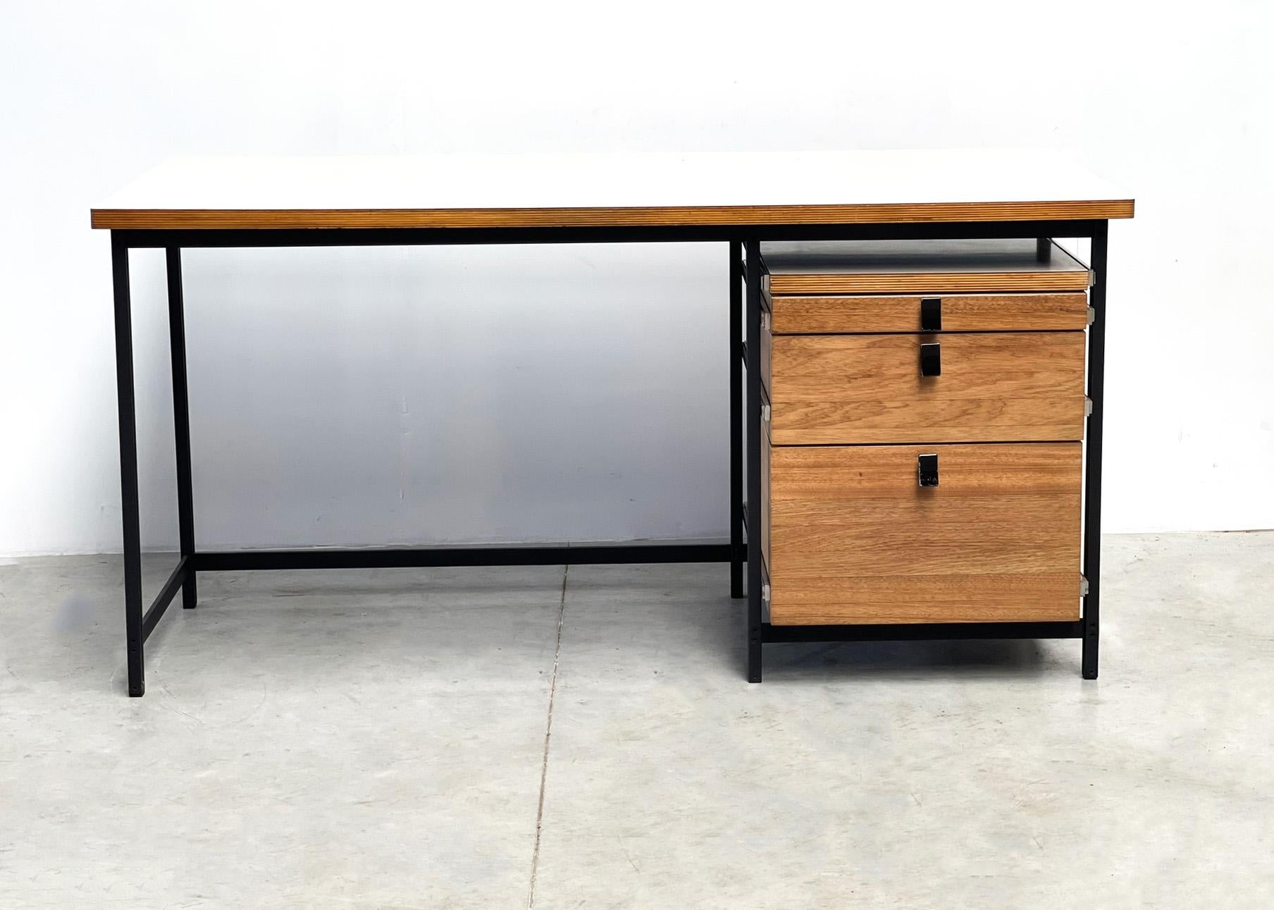 Desk by Jules Wabbes for Mobilier Universel
A desk by 1 of Belgium's best-known and most important deisgners, Jules Wabbes. He designed this desk in the late 60s for Mobilier Universel.

 

Jules Wabbes designed several pieces of furniture for this
