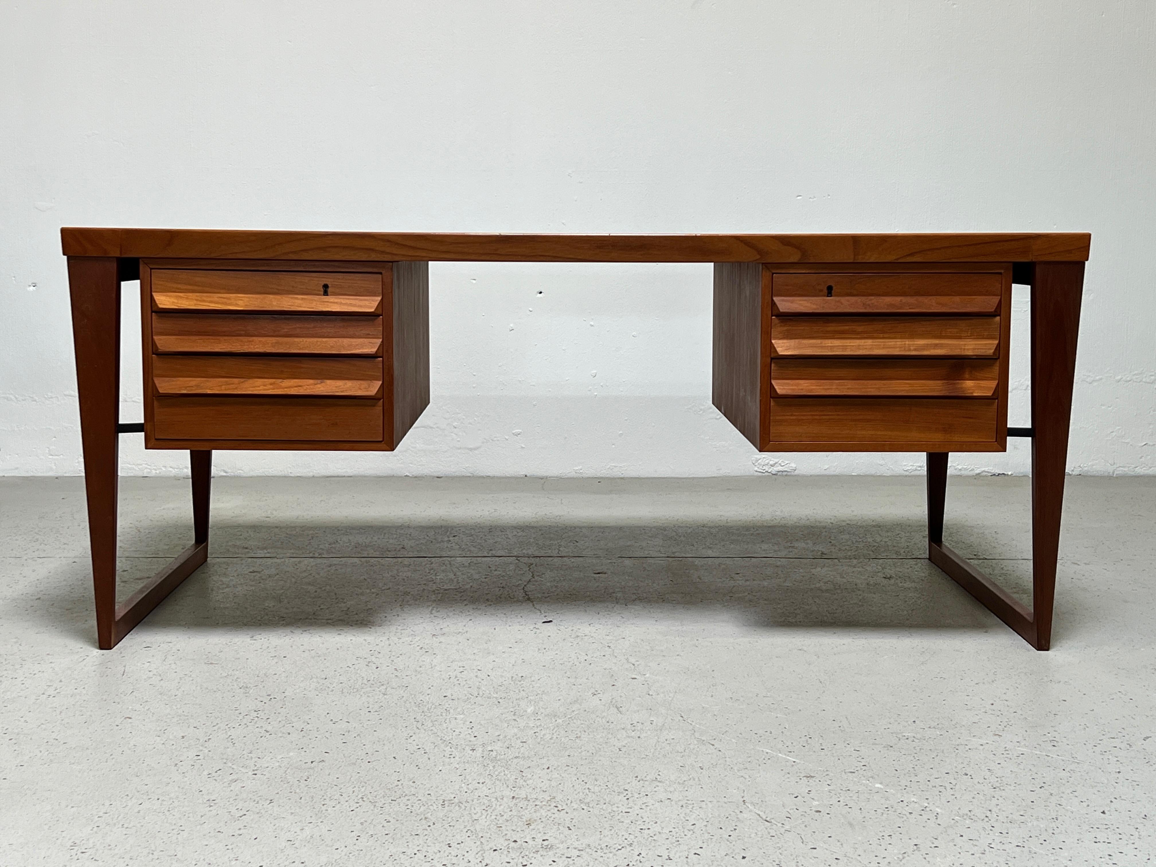 Ein großer Schreibtisch aus Teakholz, Modell Nr. 70, entworfen von Kai Kristiansen für Feldballes Møbelfabrik.