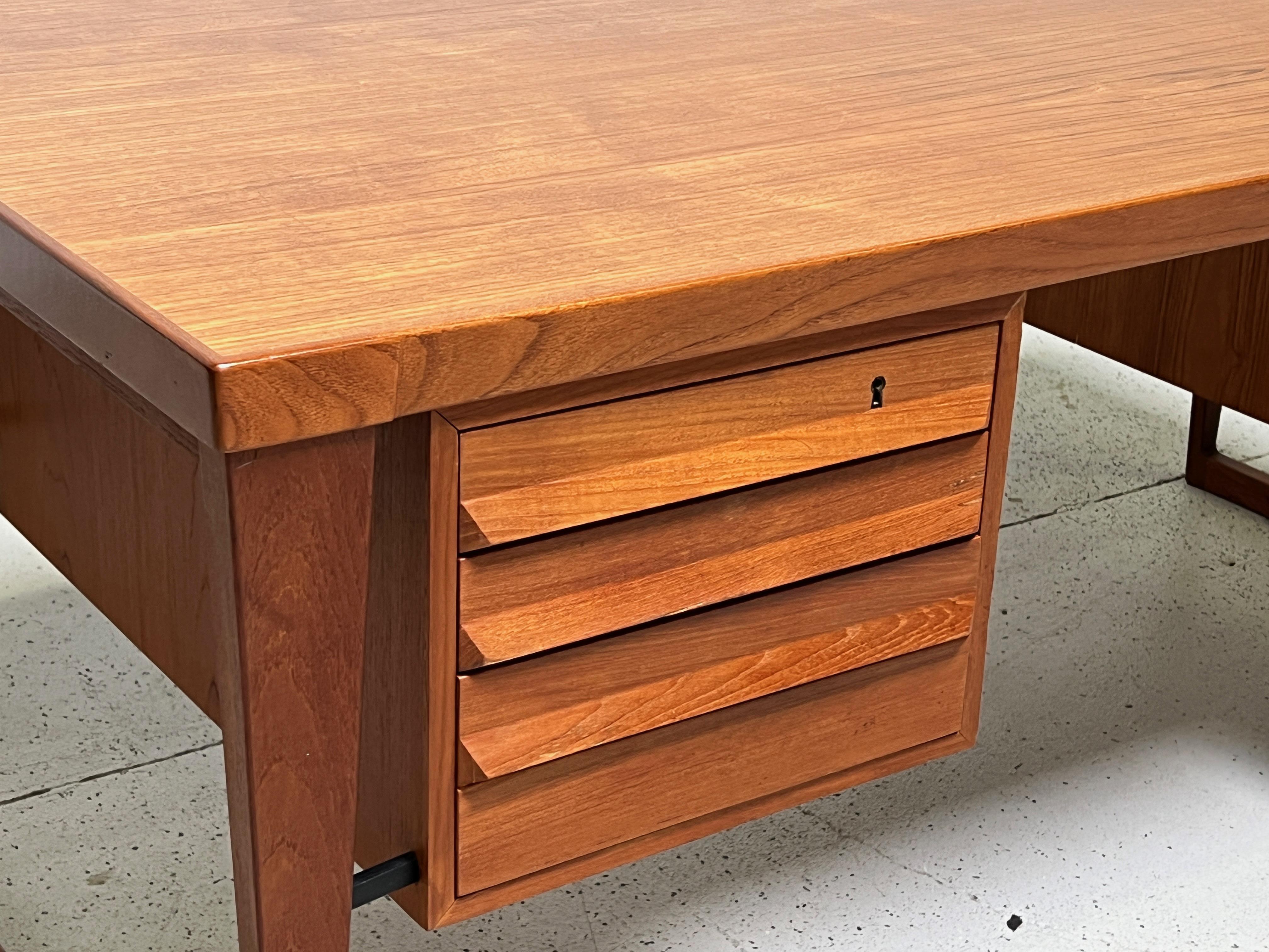 Desk by Kai Kristiansen for Feldballes Møbelfabrik In Good Condition For Sale In Dallas, TX