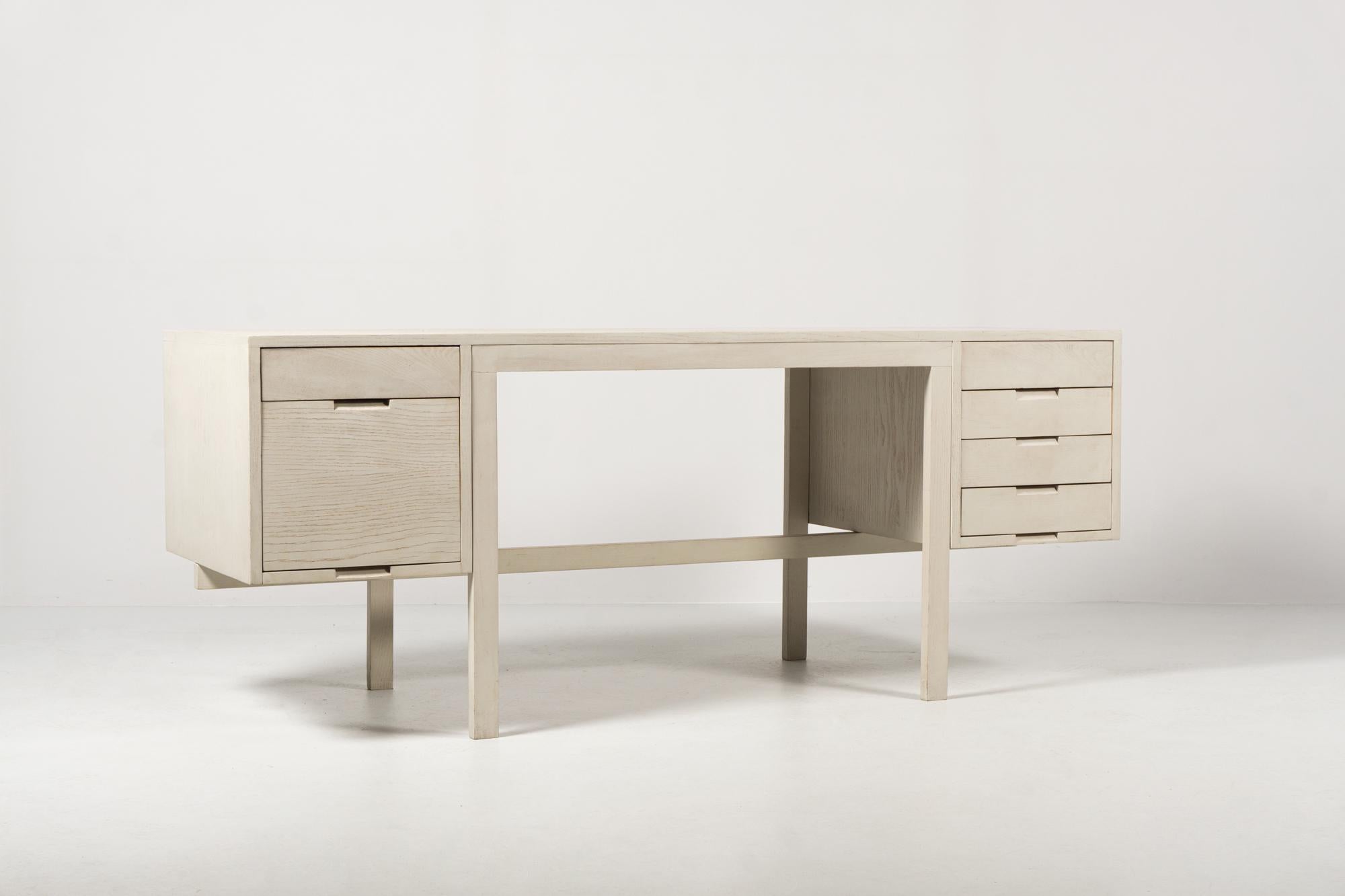 Modell 'Canaan'
Holz, transparent weiß lackiert, sichtbare Holzmaserung
Abmessungen: L.180 cm T.60 cm H.72.5 cm
Das Design: Marcel Breuer, 1955
Hersteller: Gavina, Italien
vgl. V. Vercelloni, Das Abenteuer des design: Gavina, Jaca Book, Abb. 20.