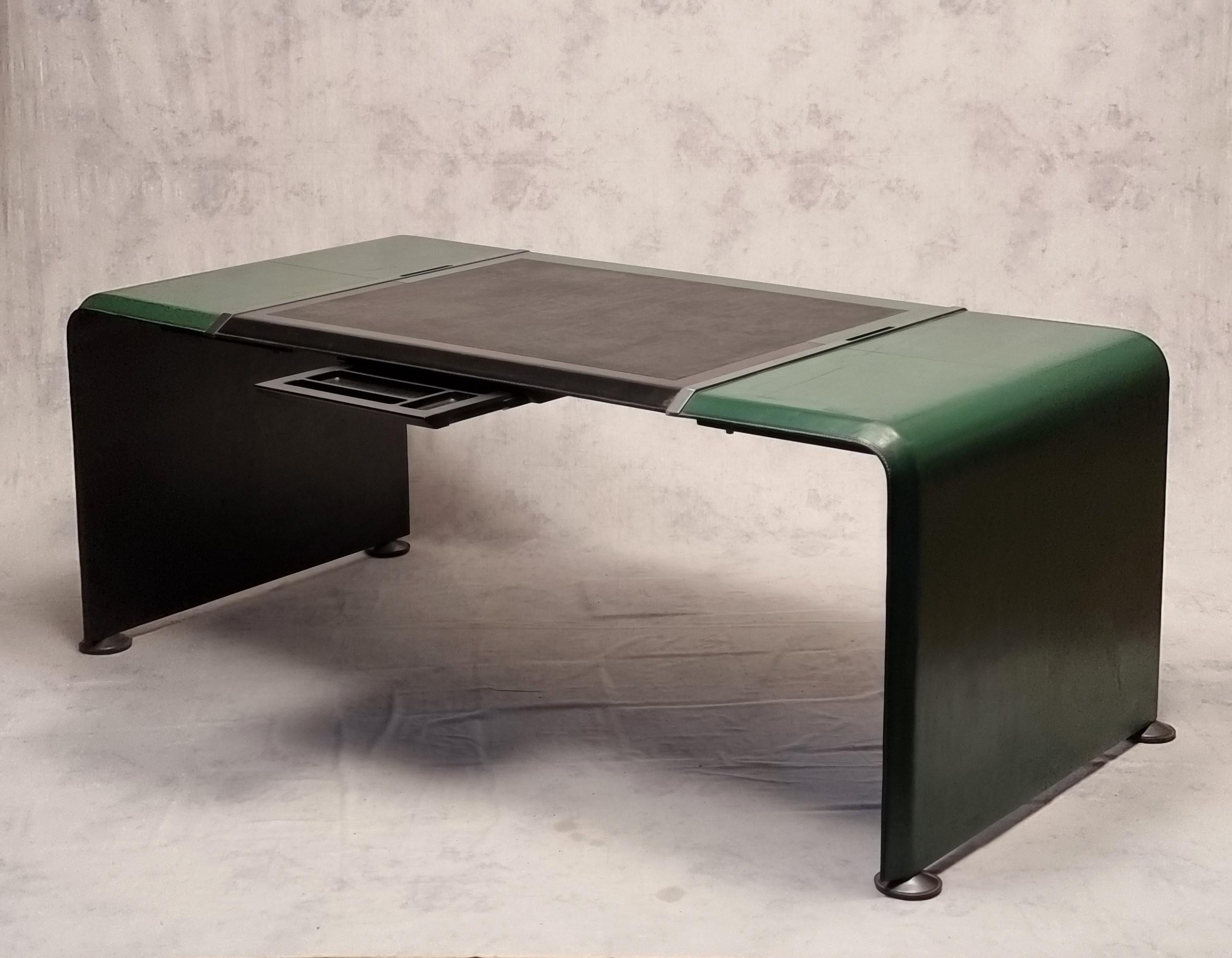 Sehr seltener Schreibtisch für Führungskräfte, entworfen und veröffentlicht von Matteo Grassi. Es ist ein außergewöhnliches, fast einzigartiges Stück, das außen komplett aus grünem und innen aus schwarzem Leder gefertigt ist. Dieser Schreibtisch