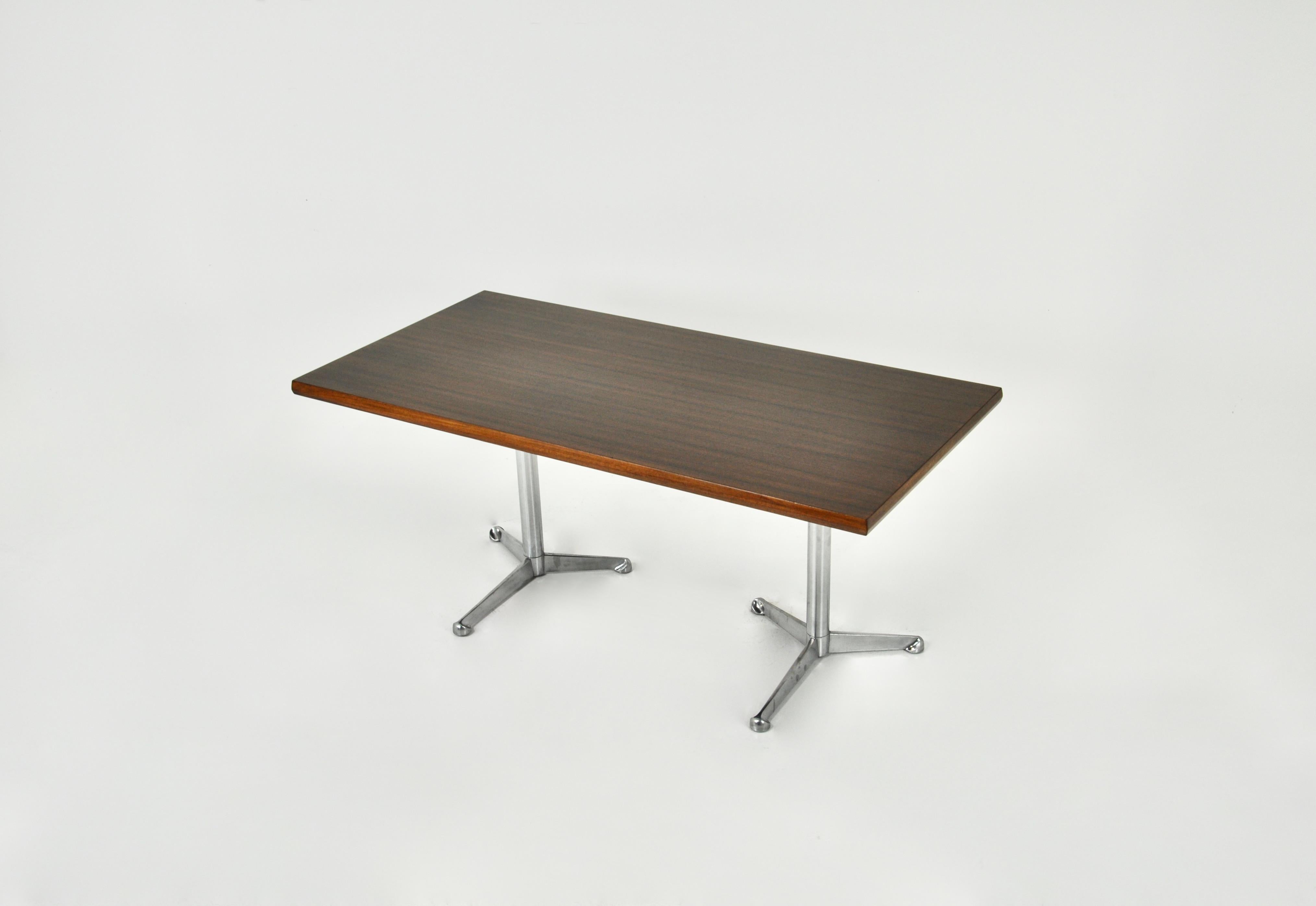 Schreibtisch mit Holz- und Metallbeinen. Tecno gestempelt.  Abnutzung durch Zeit und Alter des Schreibtisches.