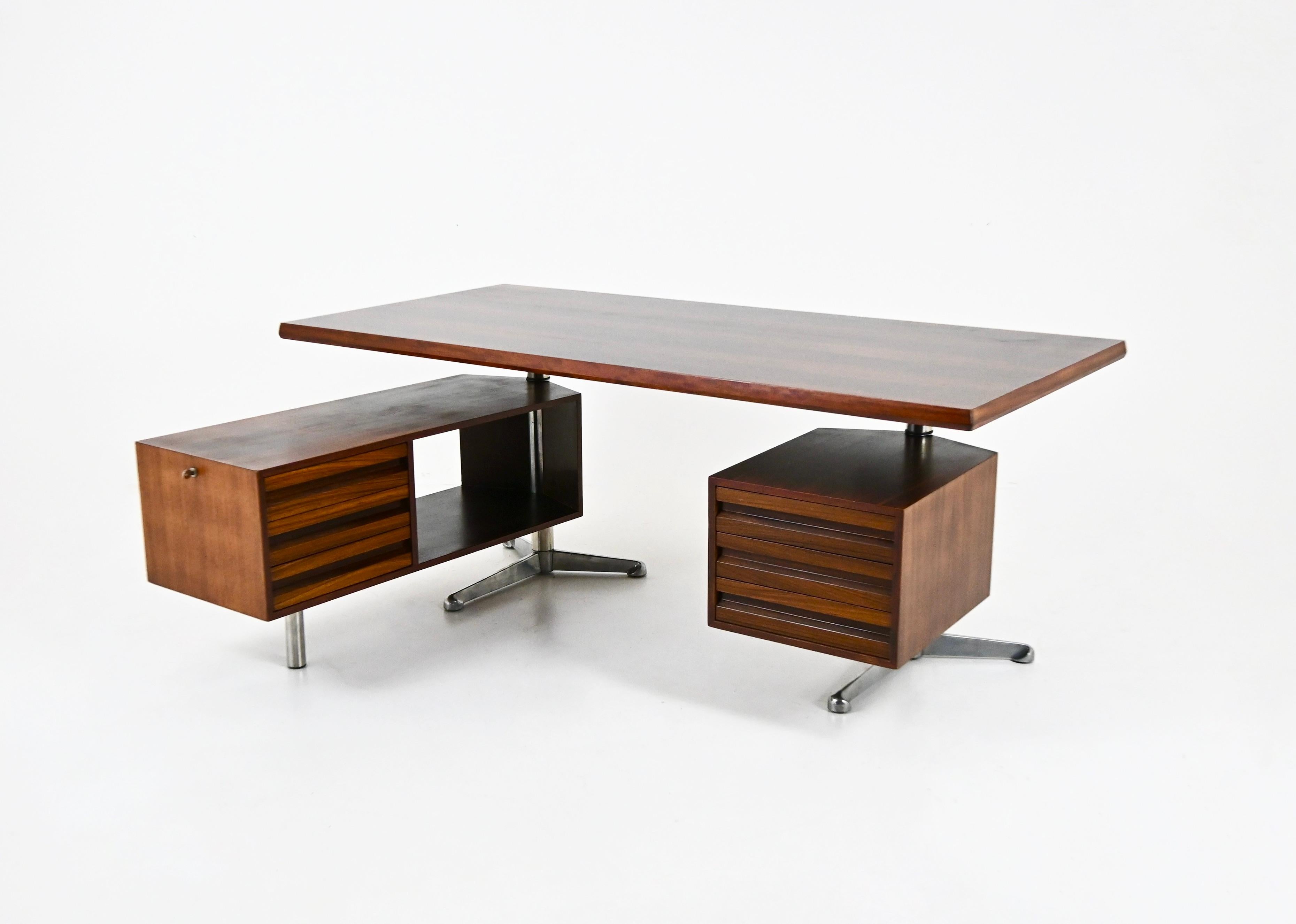 Wood and metal desk. Stamped Tecno.  Comprises a box with 3 lockable drawers and storage space, and another box with 3 unlockable drawers. Wear due to time and age.
FOR SHIPPING, REQUEST US FOR RECEIVE THE BEST PRICE

