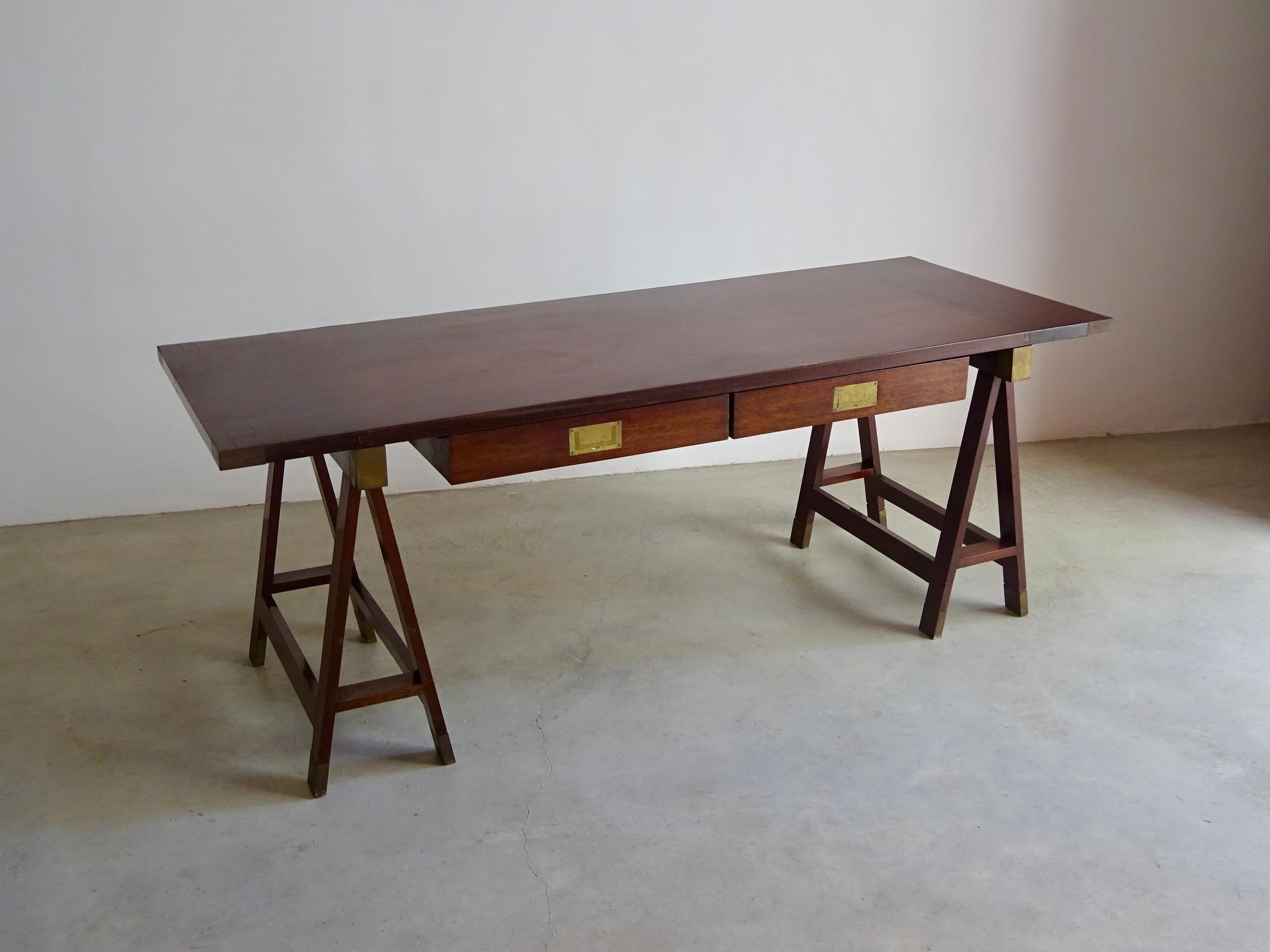 Bureau en bois massif teinté et détails en laiton conçu par Paco Muñoz pour 