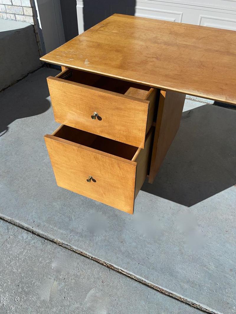 Mid-20th Century Desk by Paul McCobb Planner Group for Winchendon in Maple