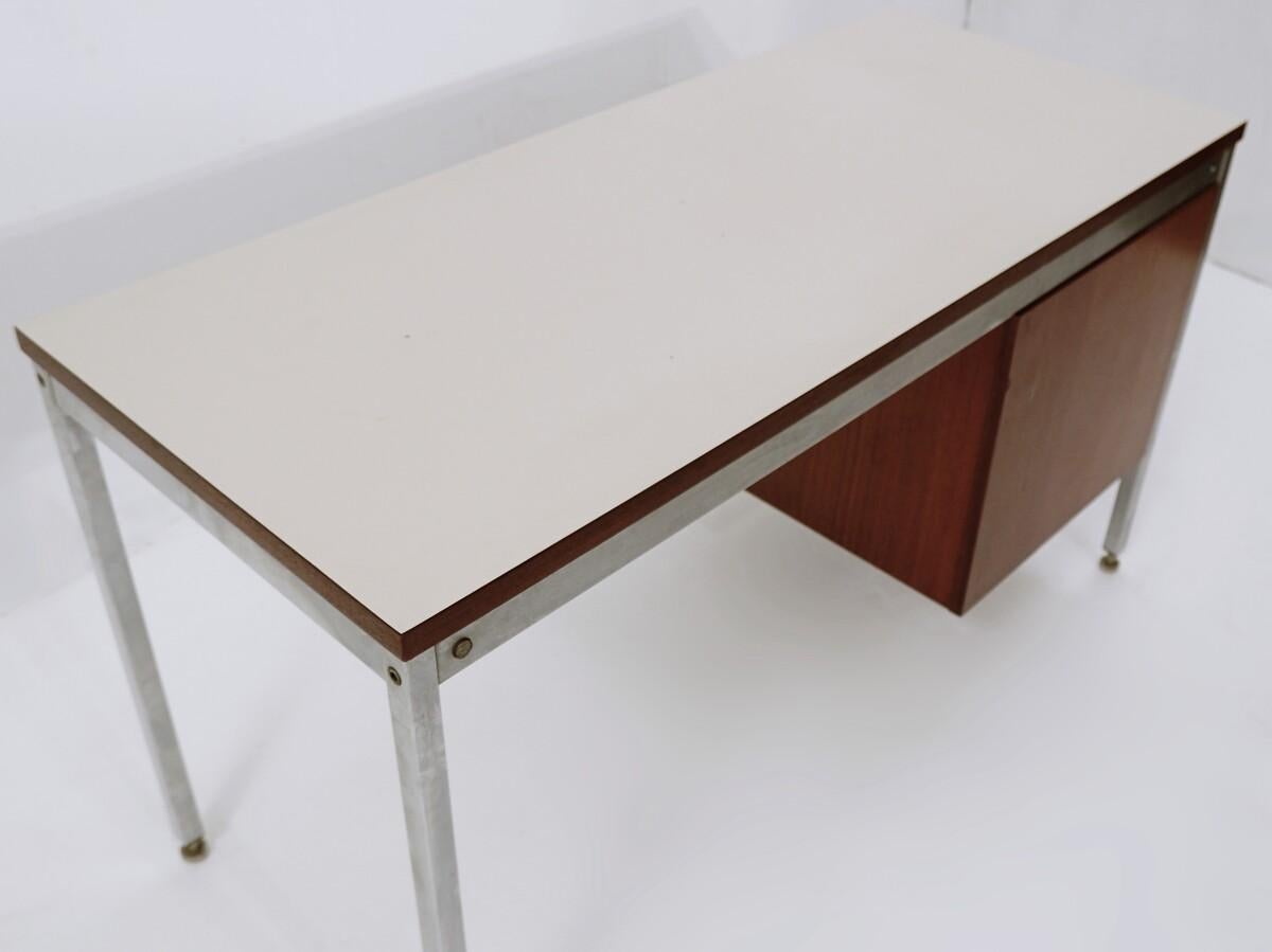 Desk by Pierre Guariche 4