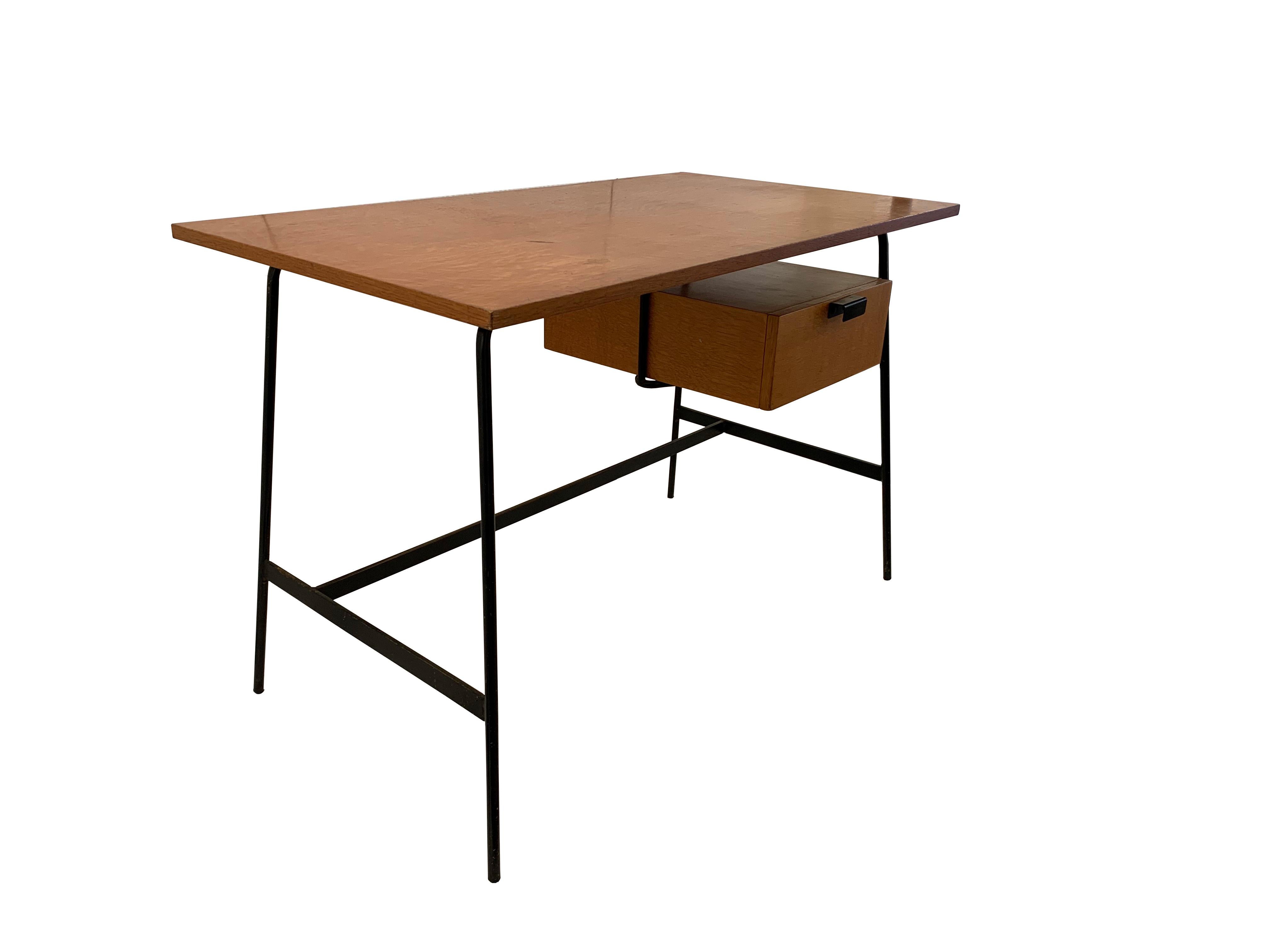 Desk CM 178 by Pierre Paulin from 1950
edited by Thonet
in oak and oak veneer.