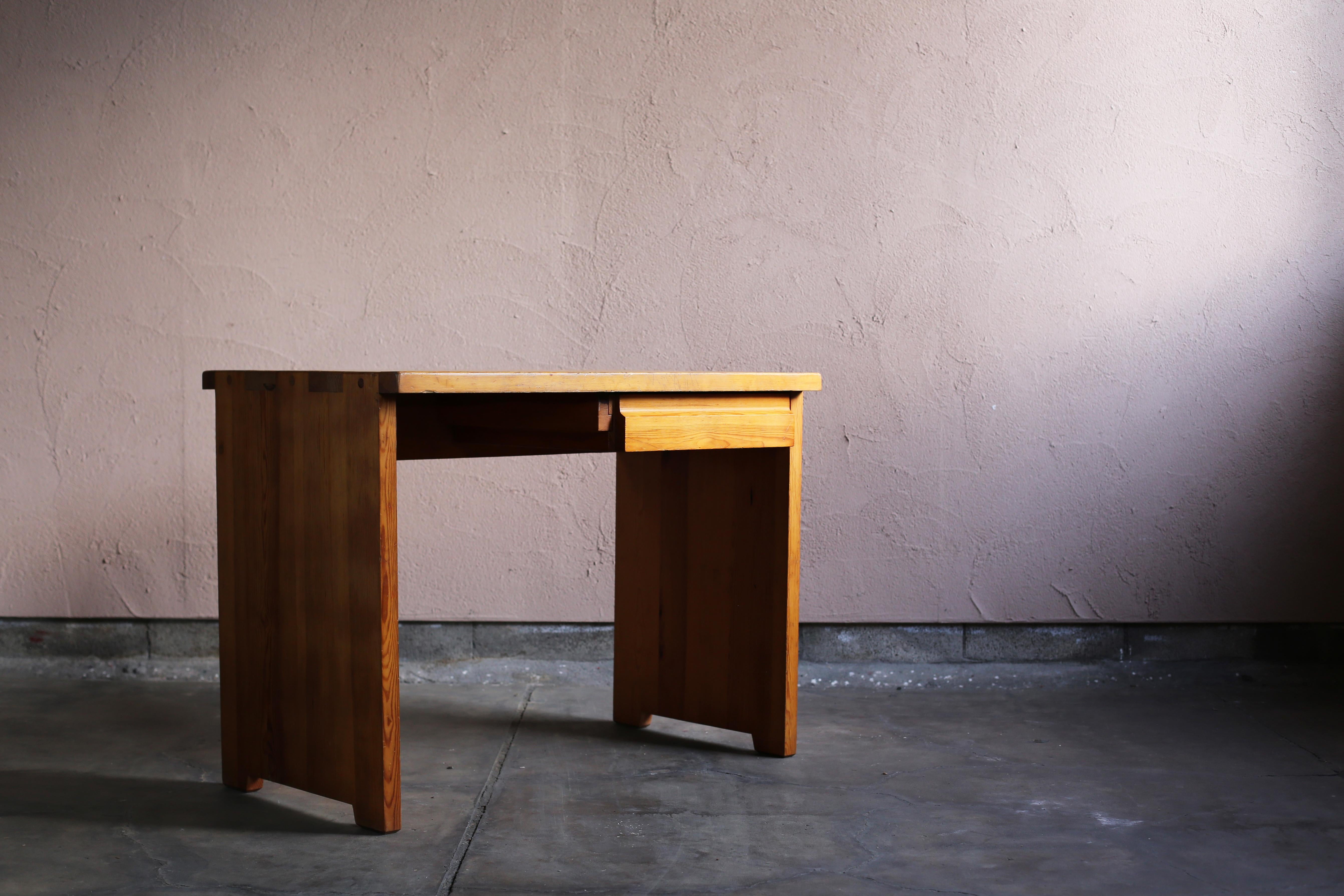 Size : W1000 D600 H750 mm ?

Vintage desk by Raymond Haeusler. It is a product made by Regain, which made products such as Charlotte Perriand and Pierre Chapo, and it seems to be very compatible with vintage products around it. Good vintage with