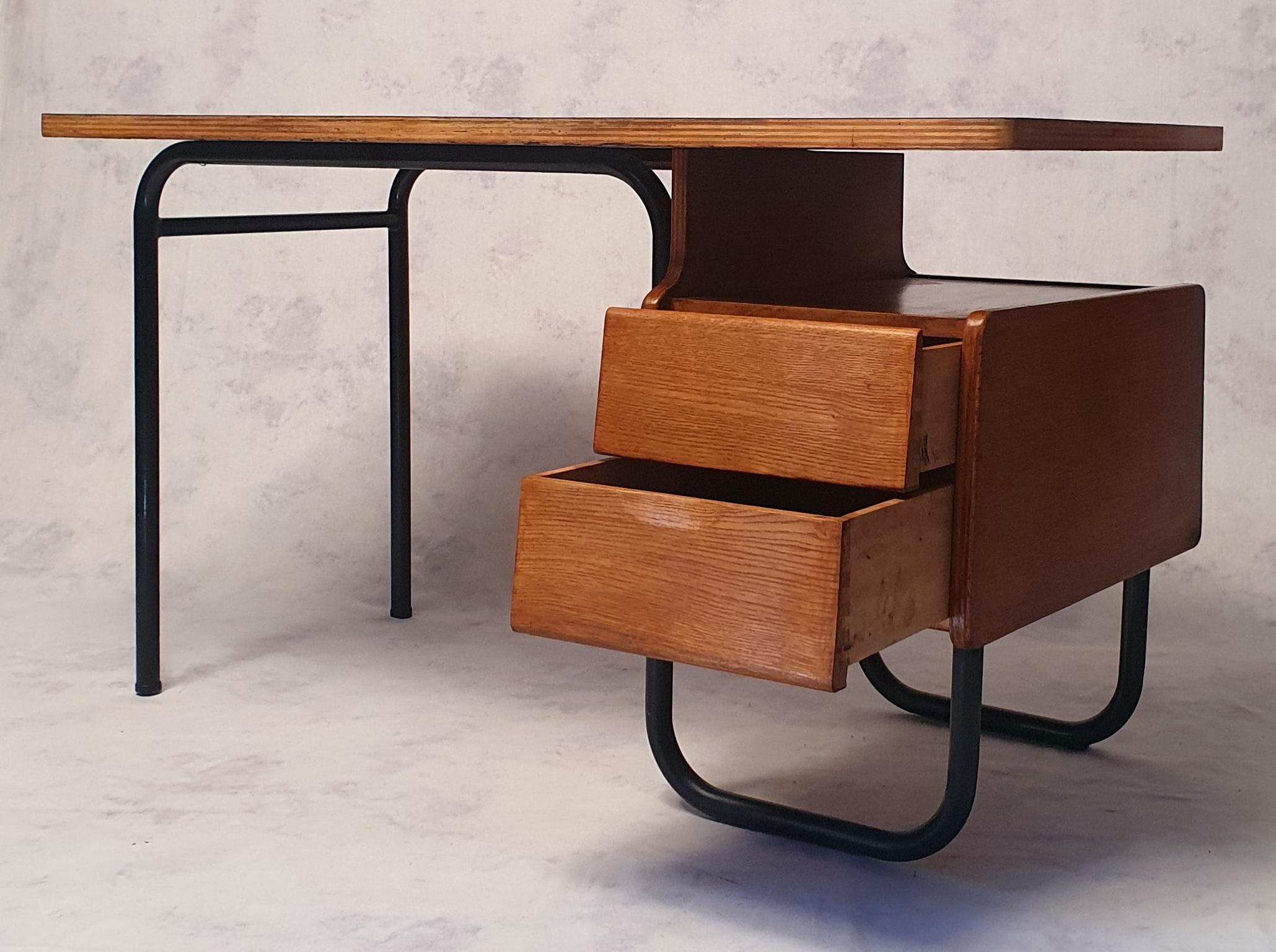 Modernist desk by French designer Robert Charroy produced by Mobilor in the mid-1950s (1955-1956). This series of furniture was chosen to equip the Jean Zay university residence in the town of Antony. This residence was equipped with furniture