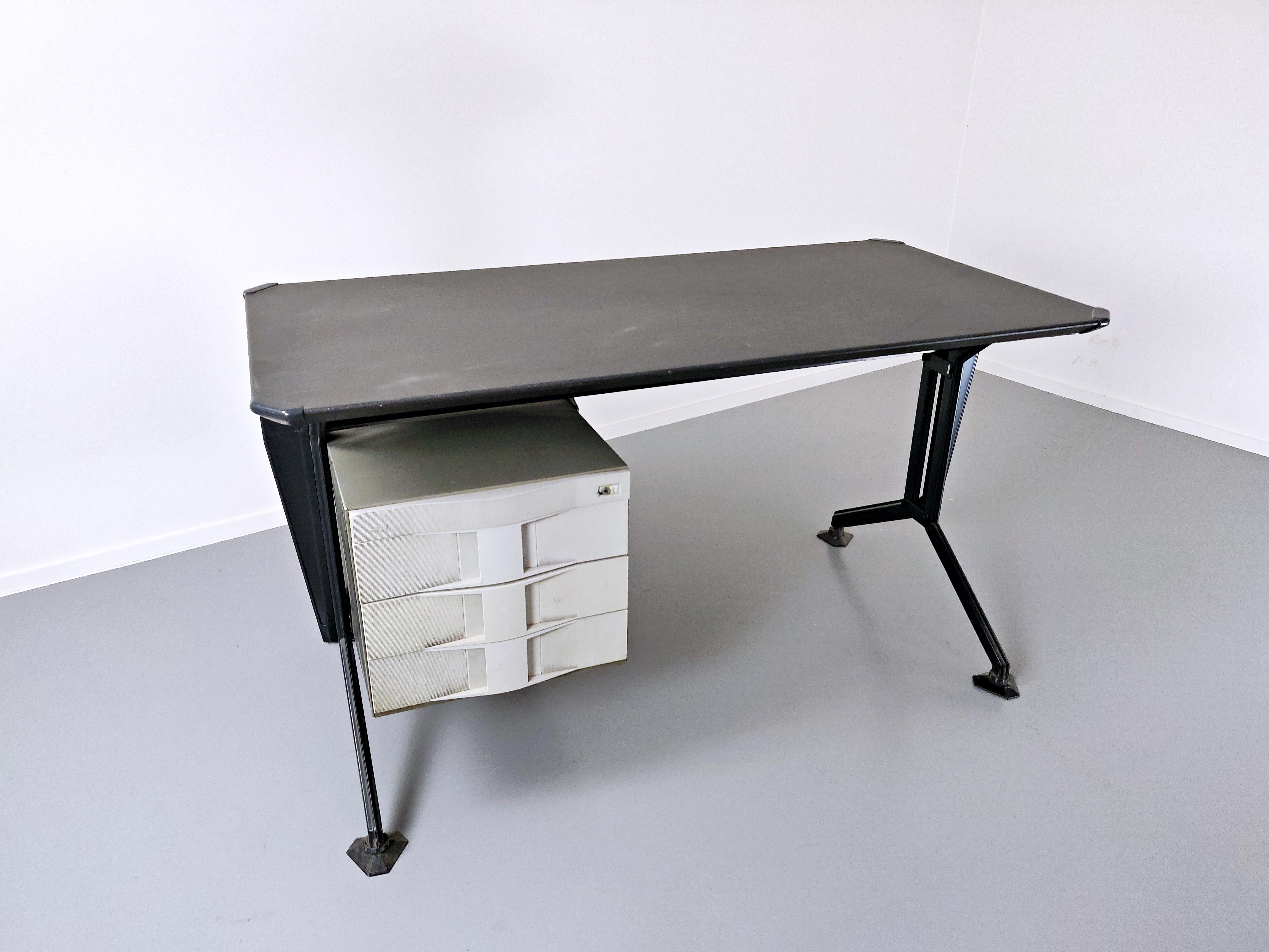 Italiano Scrivania moderna di metà secolo di Studio BBPR per Olivetti in vendita