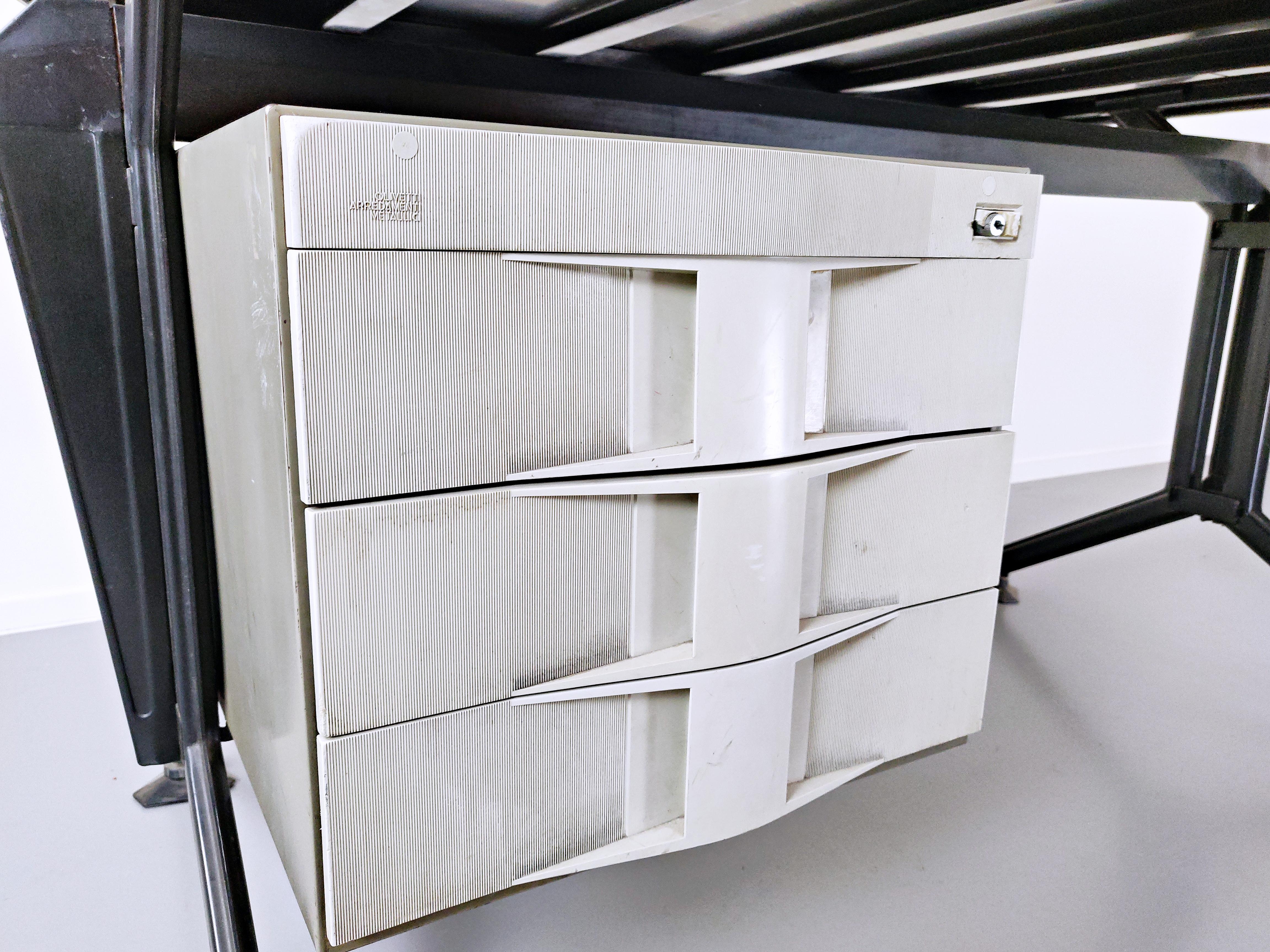 Metà XX secolo Scrivania moderna di metà secolo di Studio BBPR per Olivetti in vendita