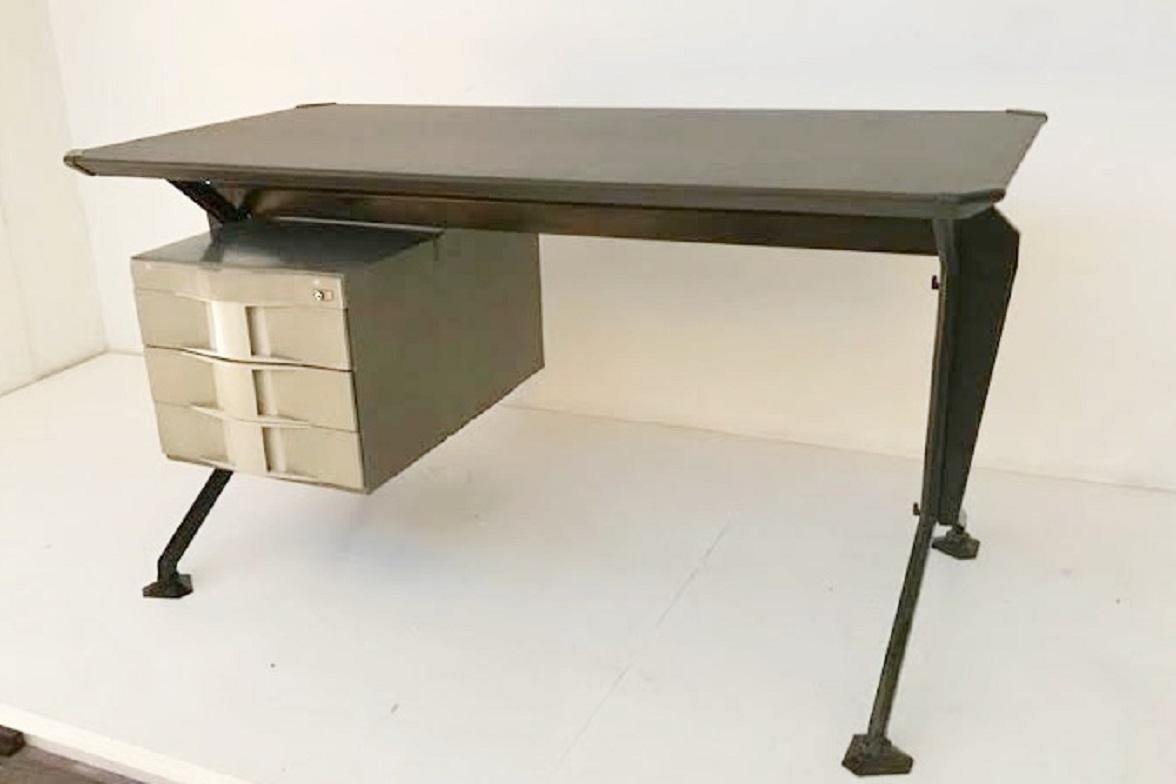 Desk by Studio BBPR for Olivetti In Good Condition For Sale In Brussels, BE