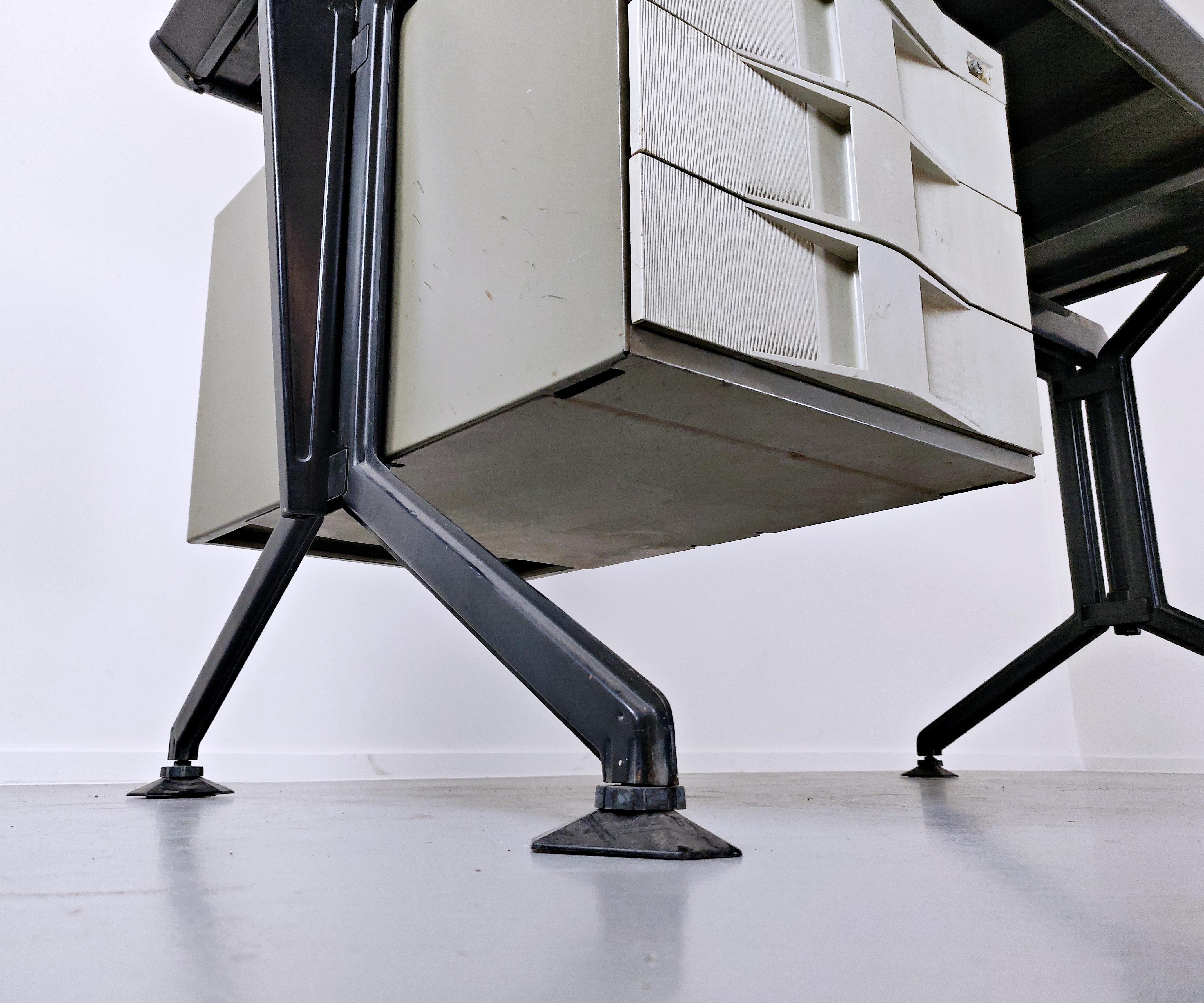 Mid-Century Modern-Schreibtisch von Studio BBPR für Olivetti (Kunststoff) im Angebot