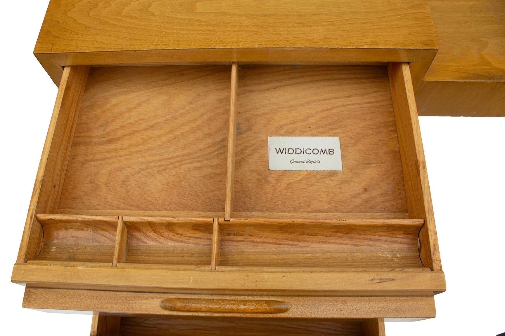 Metà XX secolo Scrivania di T.H. Robsjohn-Gibbings per Widdicomb in noce acetosella in vendita