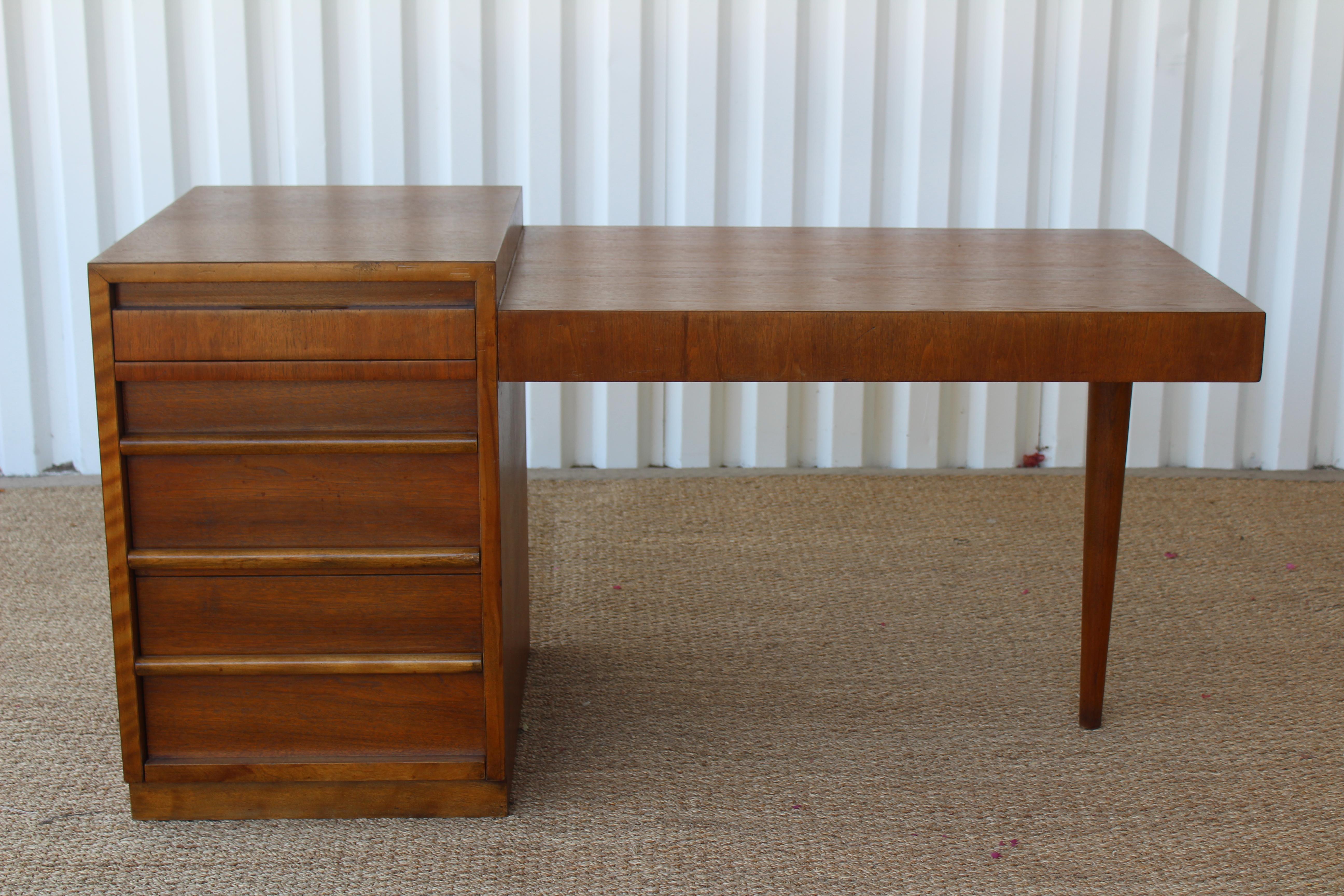 Mid-Century Modern walnut desk designed by Robsjohn Gibbings for Widdicomb, U.S.A, 1950s. Features 4 drawers and a pullout / pull-out board for extra workspace. The drawers feature oak interior dividers for filing paper and storing accessories. This