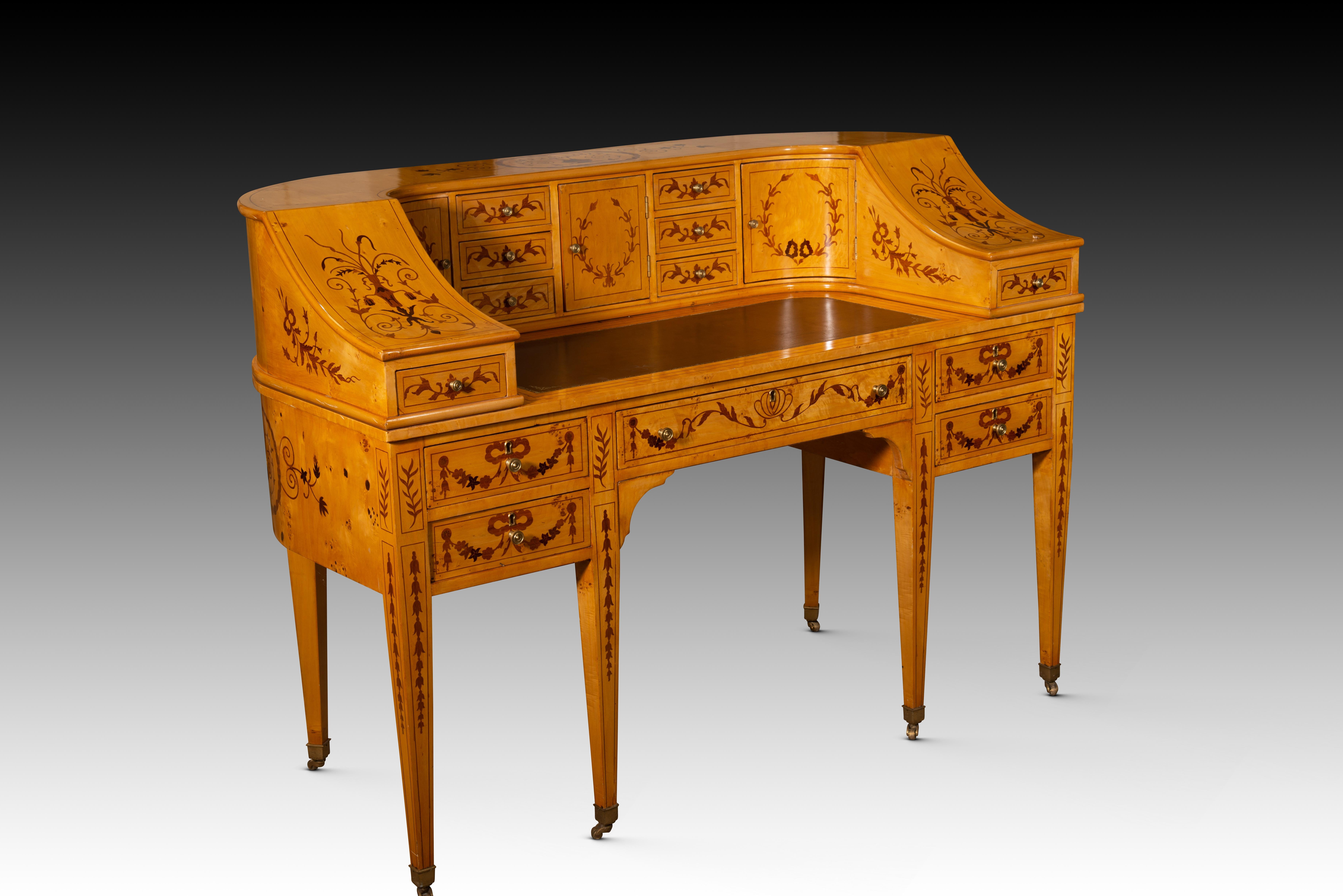 Autre Bureau. Bois sculpté, métal. 20e siècle, d'après des modèles anciens. en vente