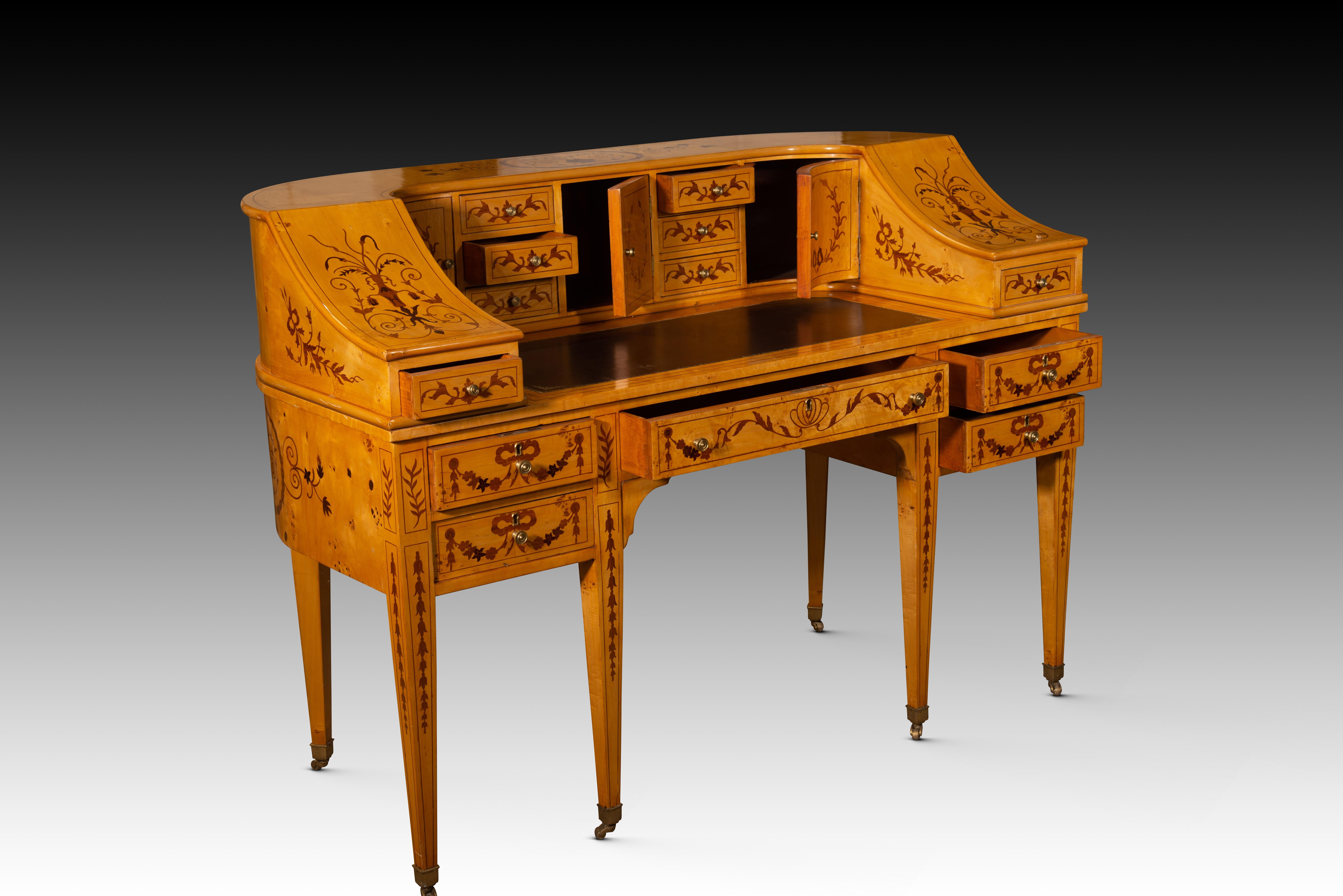 Européen Bureau. Bois sculpté, métal. 20e siècle, d'après des modèles anciens. en vente